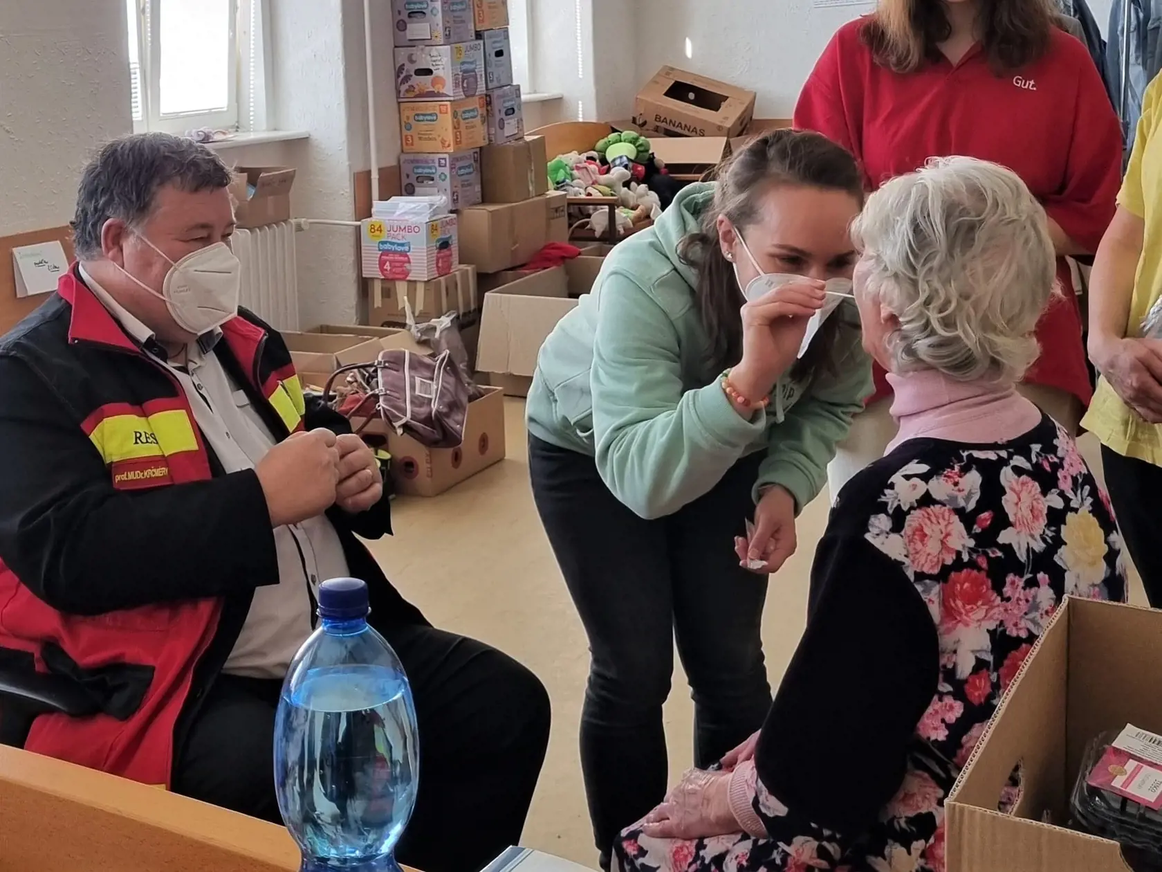 Budova vysokej školy Bratislave slúži ako nocľaháreň pre ľudí utekajúcich pred vojnou.