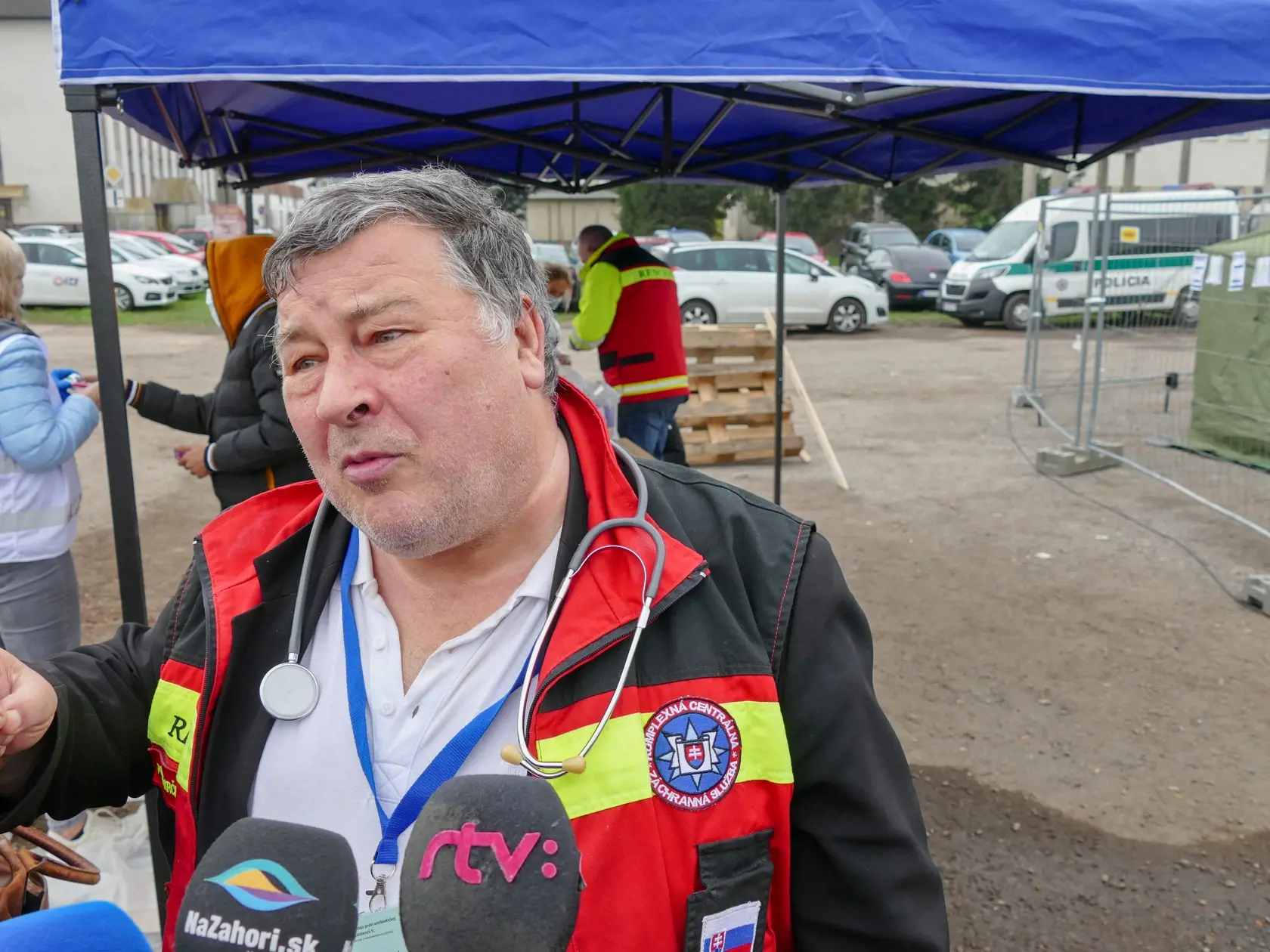 Na snímke epidemiológ Vladimír Krčméry počas tlačovej konferencie zástupcov Ministerstva vnútra SR k problematike nelegálnej migrácie, 10. novembra 2022 pred stanovým mestečkom v Kútoch. FOTO TASR - Vladimír Miček 