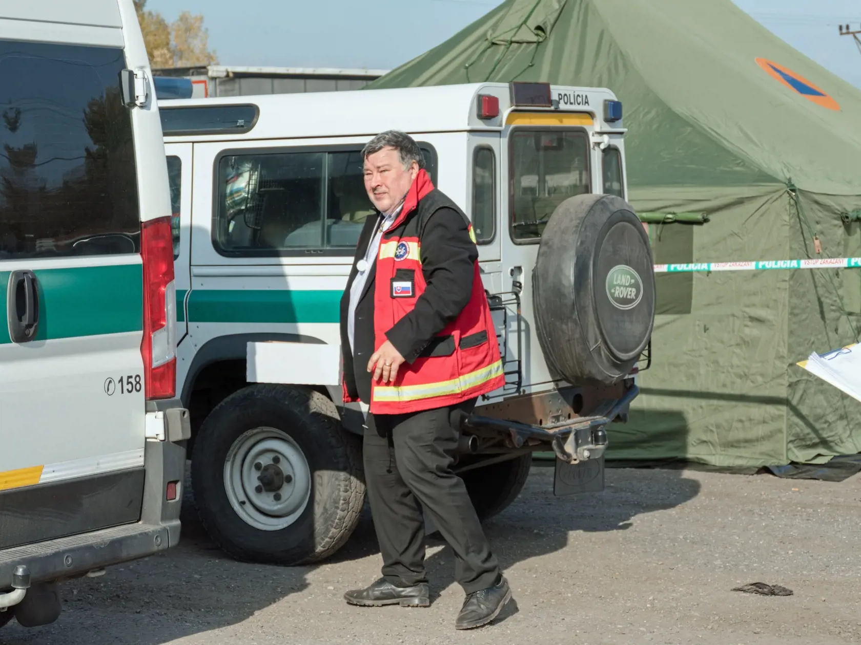 Pri železničnej stanici Kúty vybudovali pre zvýšenú koncentráciu migrantov stanové mestečko. Na Slovensku od konca septembra do pondelka (31. 10.) zachytili 2675 nelegálnych migrantov a 45 prevádzačov. Na snímke epidemiológ Vladimír Krčméry v stanovom mestečku 2. novembra 2022 v Kútoch. FOTO TASR - Vladimír Miček 