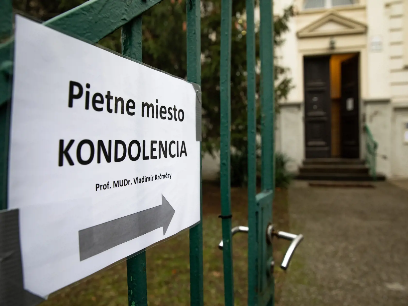 Na Vysokej škole zdravotníctva a sociálnej práce sv.Alžbety, bola vystavená kondolenčná kniha kde sa mohli ľudia rozlúčiť s profesorom V.Rečmérym.