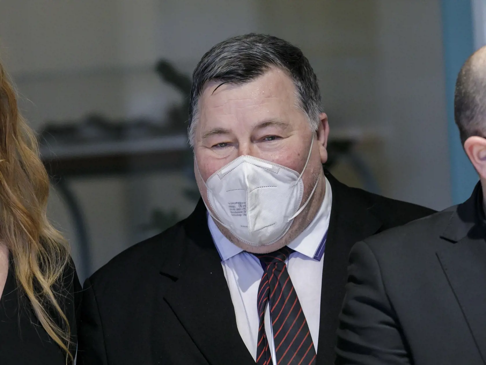 Na snímke infektológ a odborník na tropickú medicínu Vladimír Krčméry počas vyhlásenia prezidentky Zuzany Čaputovej a osobností - výzva "Návrat k ľudskosti" 23. februára 2022 v Bratislave. Prezidentka SR Zuzana Čaputová vyzýva na odmietnutie nenávisti. Apeluje, aby slušnosť na Slovensku ostala normou. V posledných týždňoch je podľa nej v spoločnosti cítiť, že sa Slovensko vydalo cestou, z ktorej nemusí byť návratu, pretože za ňou sú už len fyzické útoky a hrubosť vo verejnom priestore. Hlava štá