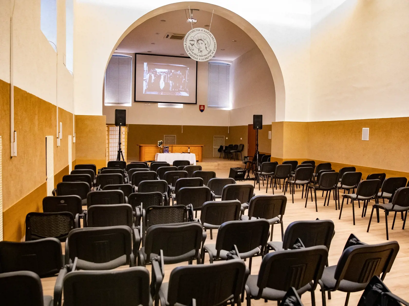 Na Vysokej škole zdravotníctva a sociálnej práce sv.Alžbety, bola vystavená kondolenčná kniha kde sa mohli ľudia rozlúčiť s profesorom V.Rečmérym.