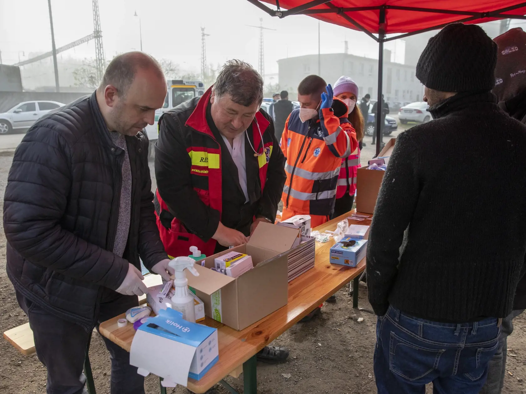 Na snímke je stanový tábor pre migrantov zo Sýrie.
Epidemiológ Vladimír Krčmérya sociológ Michal Oláh.