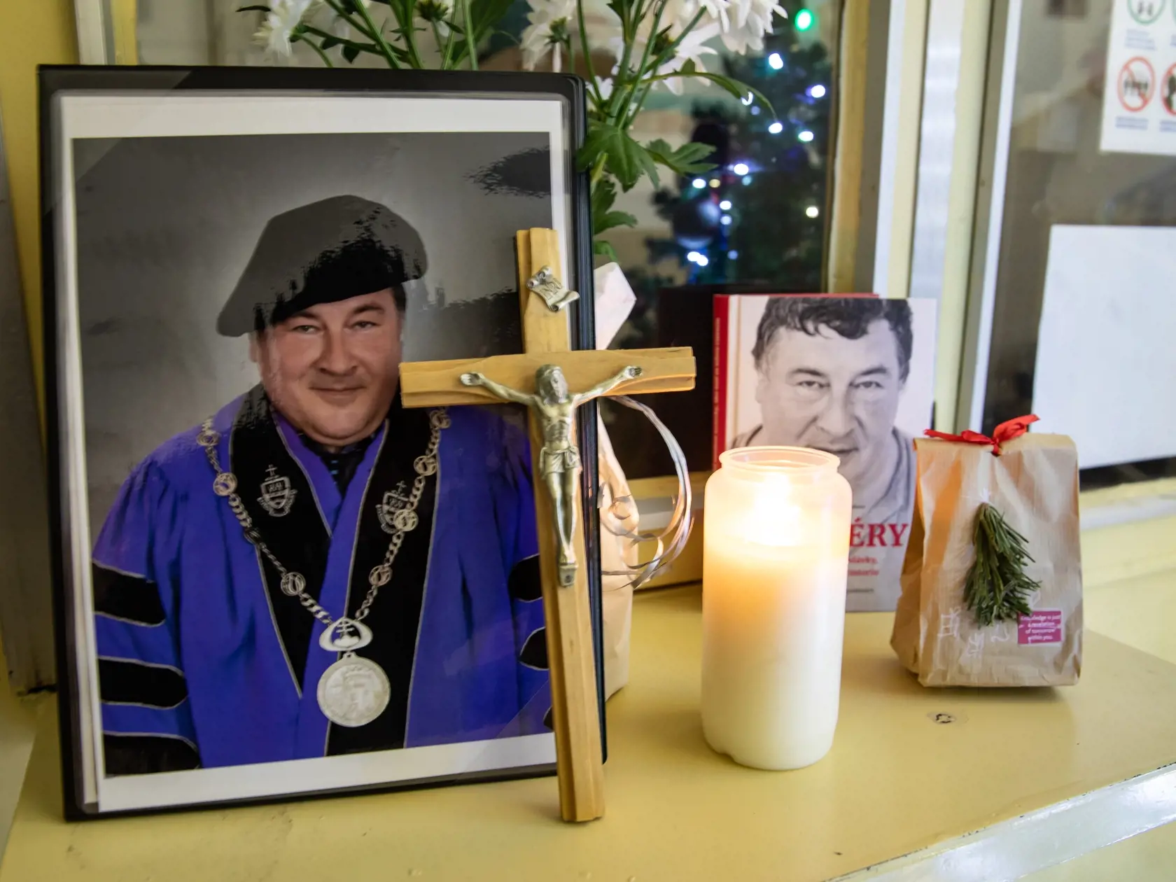 Na Vysokej škole zdravotníctva a sociálnej práce sv.Alžbety, bola vystavená kondolenčná kniha kde sa mohli ľudia rozlúčiť s profesorom V.Rečmérym.
