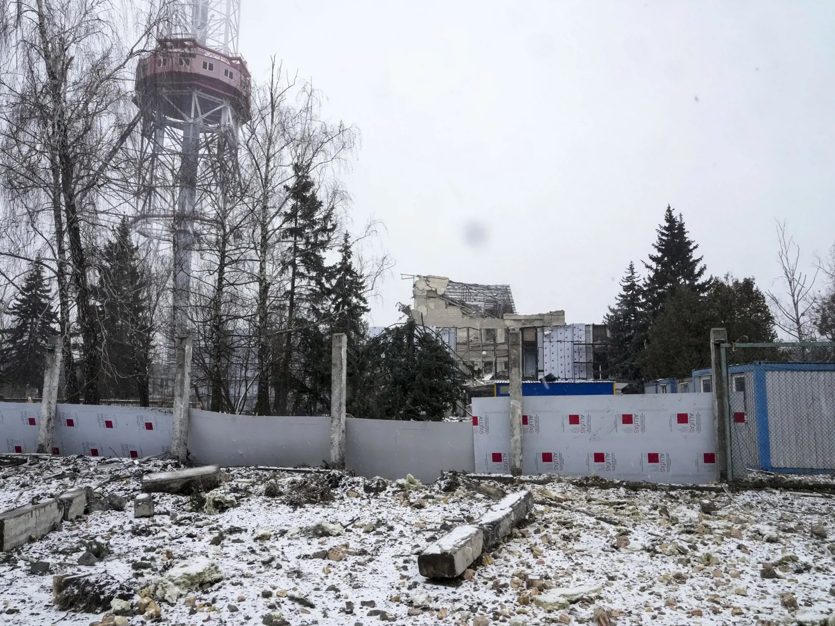 KK36 Kyjev - Na snímke televízna veža po leteckom útoku počas siedmeho dňa ruskej invázie na Ukrajine v stredu 2. marca 2022. FOTO TASR/AP

A view of the TV tower and surrounding area, after bombing in Kyiv, Ukraine, Wednesday, March 2, 2022. Russian forces have escalated their attacks on crowded cities in what Ukraine's leader called a blatant campaign of terror. (AP Photo/Efrem Lukatsky)