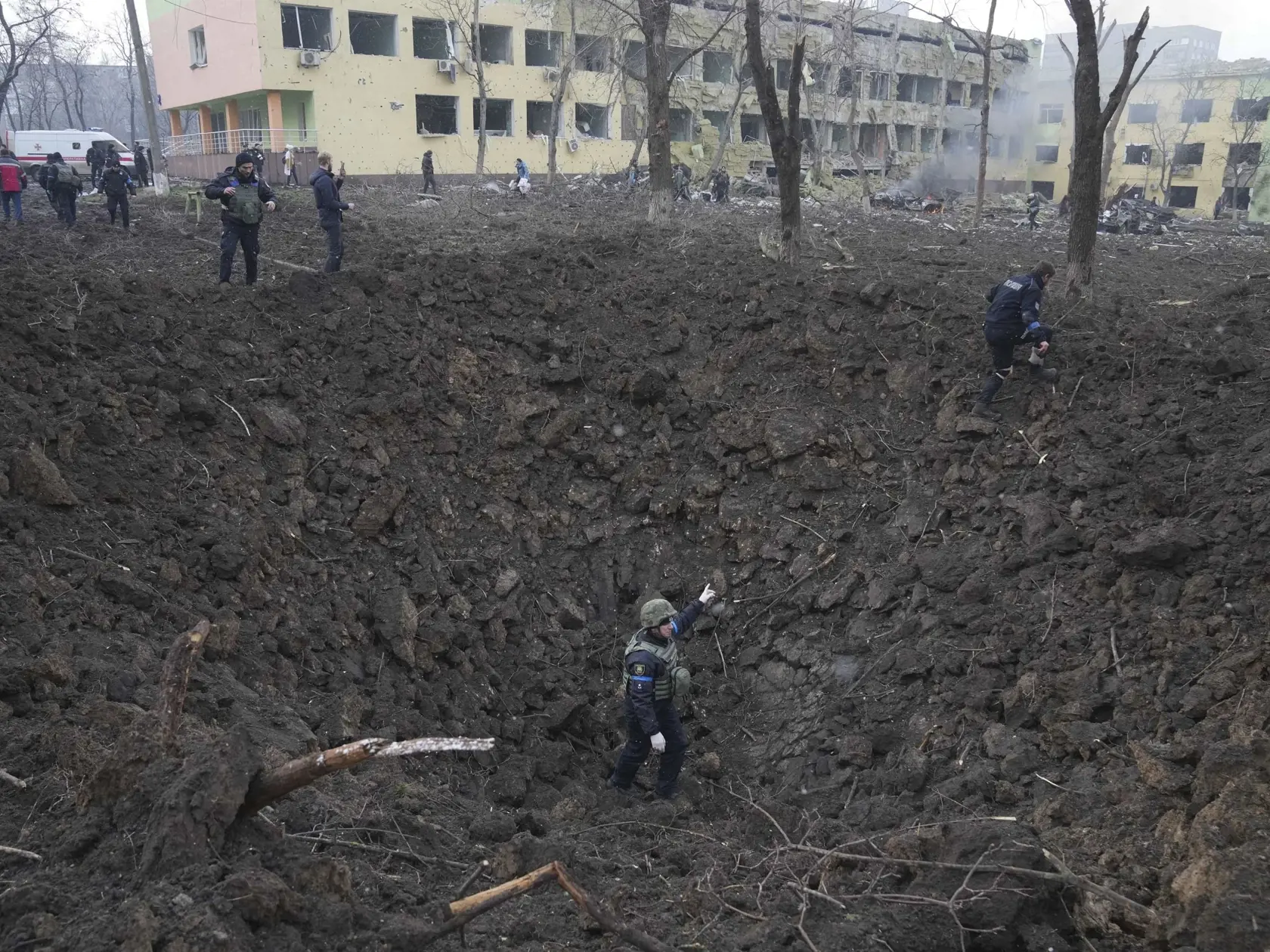 KK41 Mariupol - Na snímke ukrajinskí vojaci a dobrovoľníci pracujú na mieste zničenej budovy pôrodnice po ostreľovaní v Mariupole počas štrnásteho dňa ruskej invázie na Ukrajine v stredu 9. marca 2022. Ruská armáda pri stredajšom ostreľovaní ukrajinského mesta Mariupol zasiahla a zničila detskú nemocnicu a pôrodnicu, tvrdia miestni činitelia aj ukrajinský prezident Volodymyr Zelenskyj. TASR túto informáciu prevzala zo stanice Sky News. FOTO TASR/AP  

Ukrainian soldiers and emergency employees w