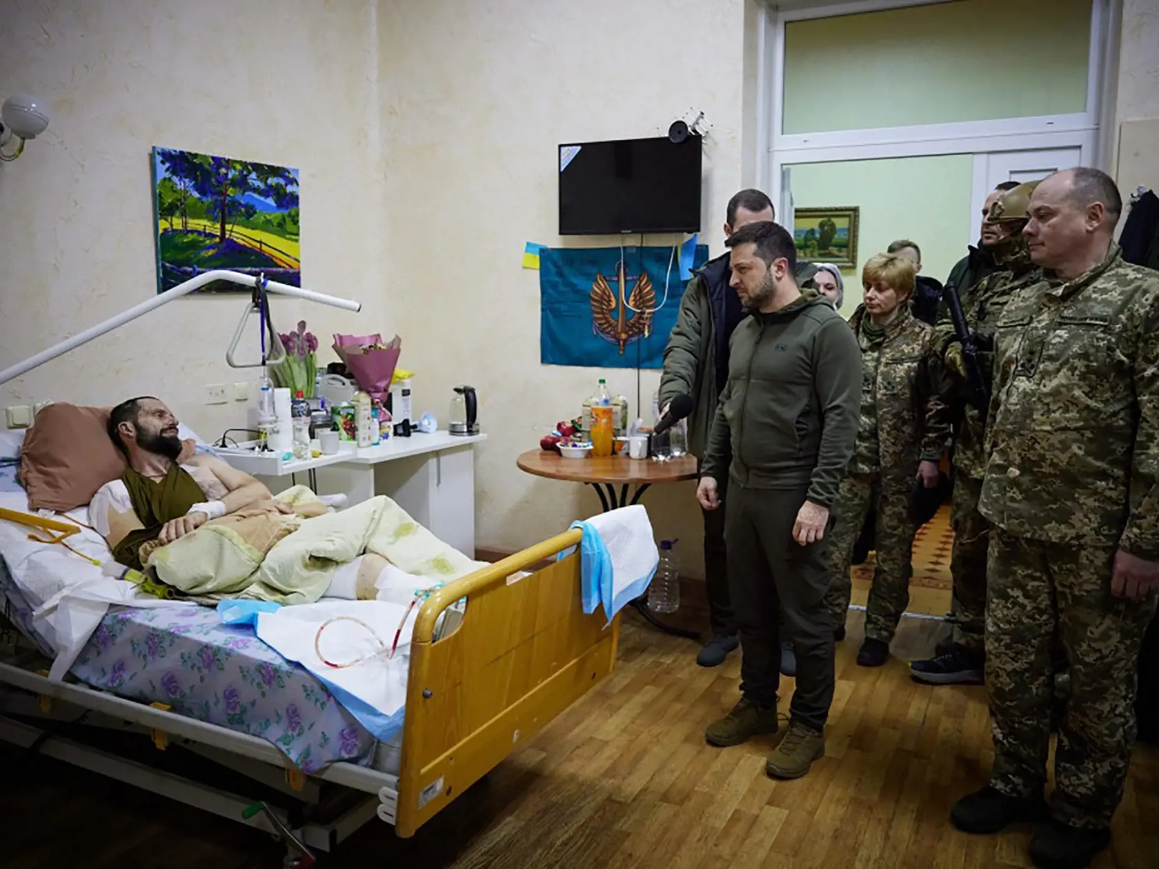 KK15 Kyjev - Ukrajinský prezident Volodymyr Zelenskyj (uprostred) sa rozpráva so zraneným vojakom počas návštevy v nemocnici v Kyjeve 13. marca 2022. FOTO TASR/AP
In this photo provided by the Ukrainian Presidential Press Office on Sunday, March 13, 2022, President Volodymyr Zelenskyy, center, talks with a wounded soldier during his visit to a hospital in Kyiv, Ukraine. (Ukrainian Presidential Press Office via AP)