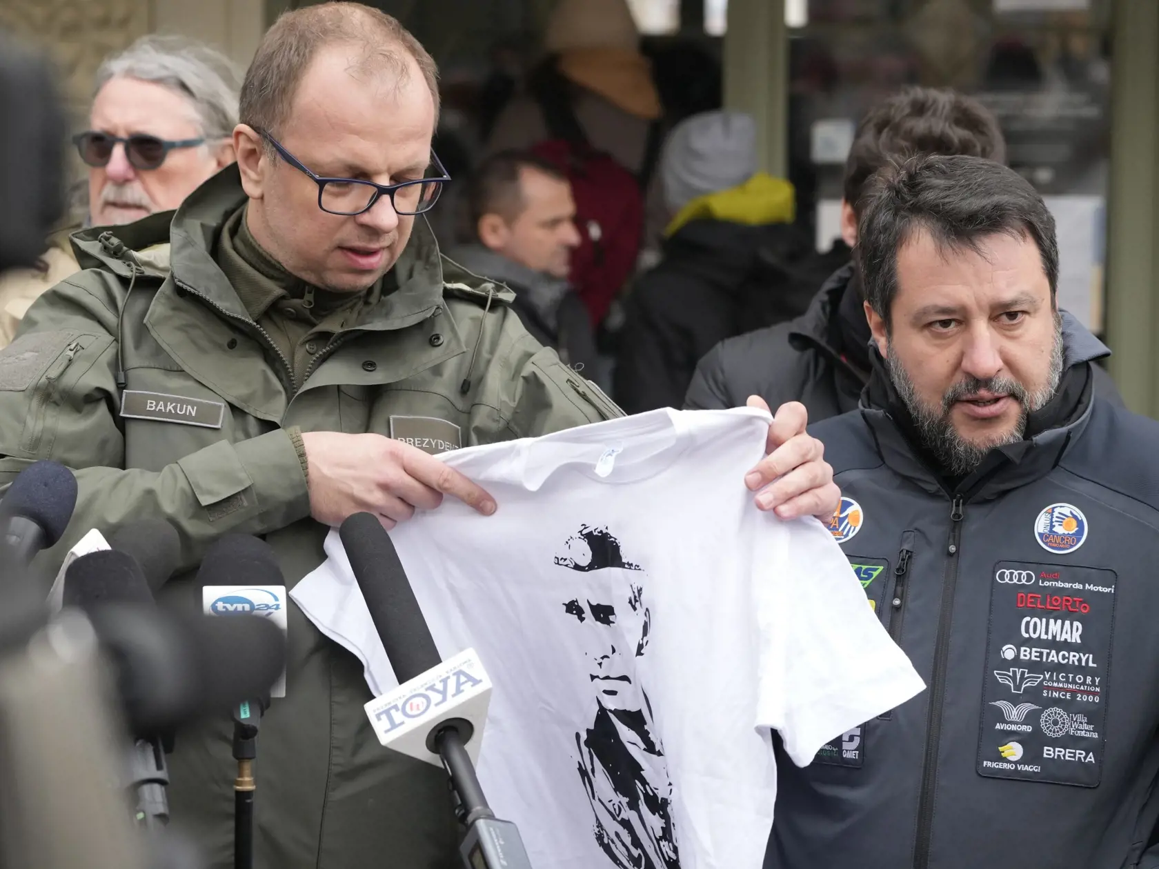 KK21 Przemyšl - Starosta mesta Przemyšl Wojciech Bakun (vľavo) drží tričko s napodobeninou ruského prezidenta Vladimira Putina, vpravo šéf strany Liga Matteo Salvini hovoria s novinármi na vlakovej stanici v poľskom meste Przemyšl 8. marca 2022. FOTO TASR/AP 
The Mayor of Przemysl, Wojciech Bakun, left, holds up a t-shirt with the likeness of Russian President Vladimir Putin as Italy's League Party leader, Matteo Salvini, right, speaks with journalists outside the train station in Przemysl, Pola