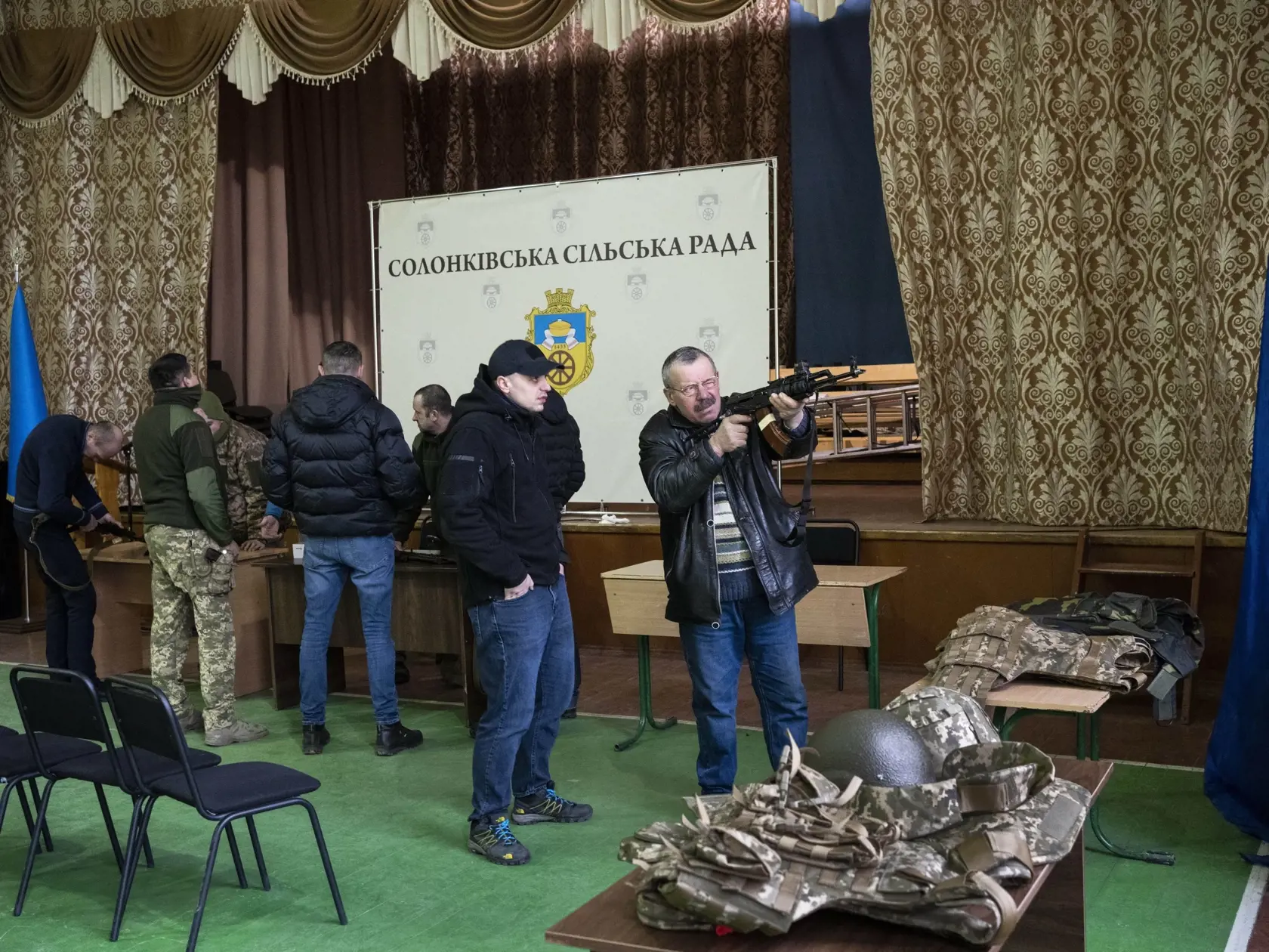 KK30 Ľvov - Ukrajinskí civilisti počas výcviku manipulácie so zbraňami v dvanásty deň ruskej invázie na Ukrajine v ukrajinskom Ľvove 7. marca 2022. FOTO TASR/AP
Ukrainian civilians receive weapons training, in the outskirts of Lviv, western Ukraine, Monday, March 7, 2022. Russia's invasion of Ukraine has entered its 12th day following what Ukrainian authorities described as increased shelling of encircled cities and another failed attempt to evacuate civilians from the port of Mariupol. (AP Phot
