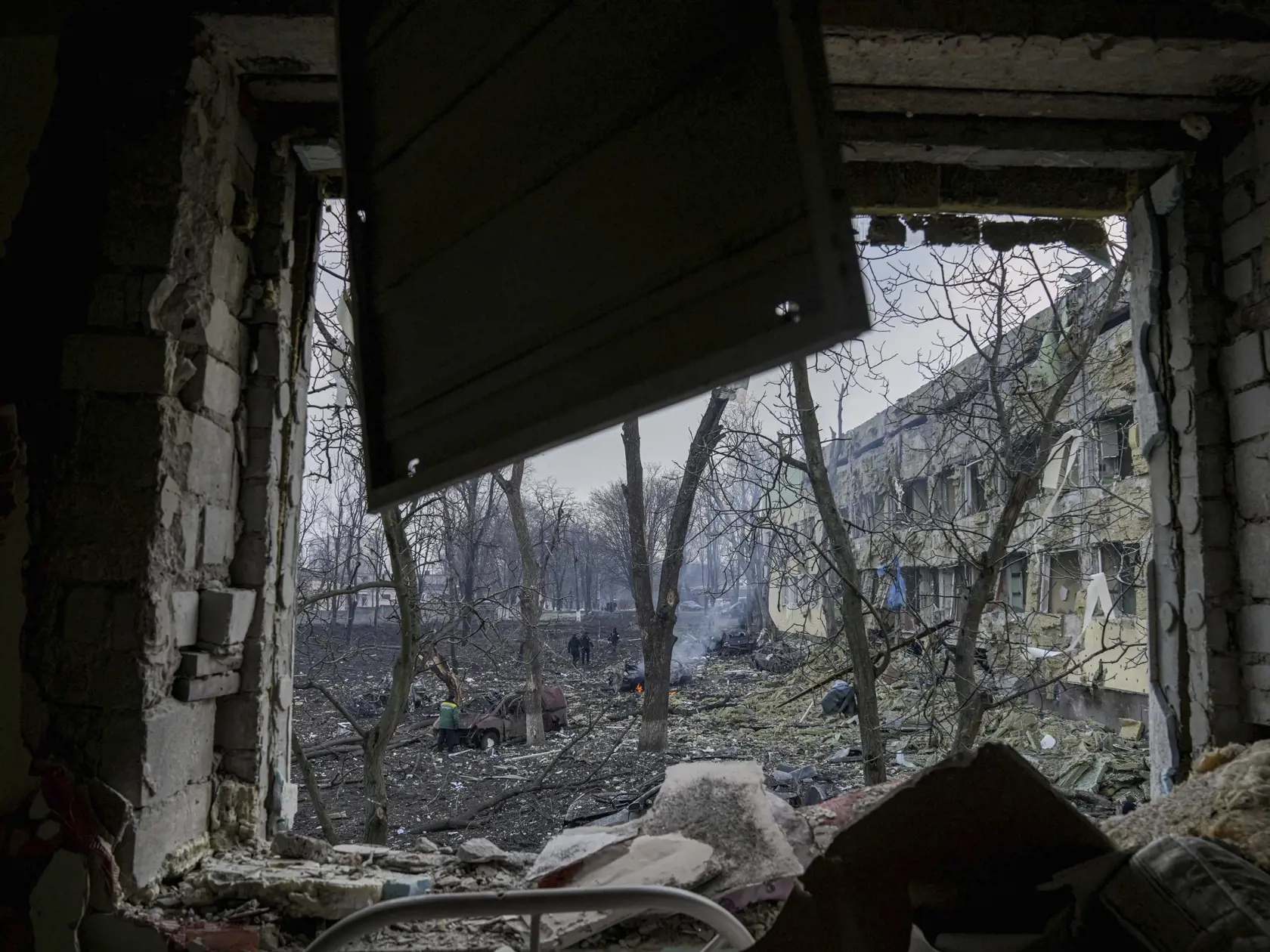 KK33 Mariupol - Na snímke budova detskej nemocnice po ostreľovaní v Mariupole počas štrnásteho dňa ruskej invázie na Ukrajine v stredu 9. marca 2022. Ruská armáda pri stredajšom ostreľovaní ukrajinského mesta Mariupol zasiahla a zničila detskú nemocnicu a pôrodnicu, tvrdia miestni činitelia aj ukrajinský prezident Volodymyr Zelenskyj. TASR túto informáciu prevzala zo stanice Sky News. FOTO TASR/AP  

Ukrainian emergency employees work at the side of the damaged by shelling maternity hospital in 