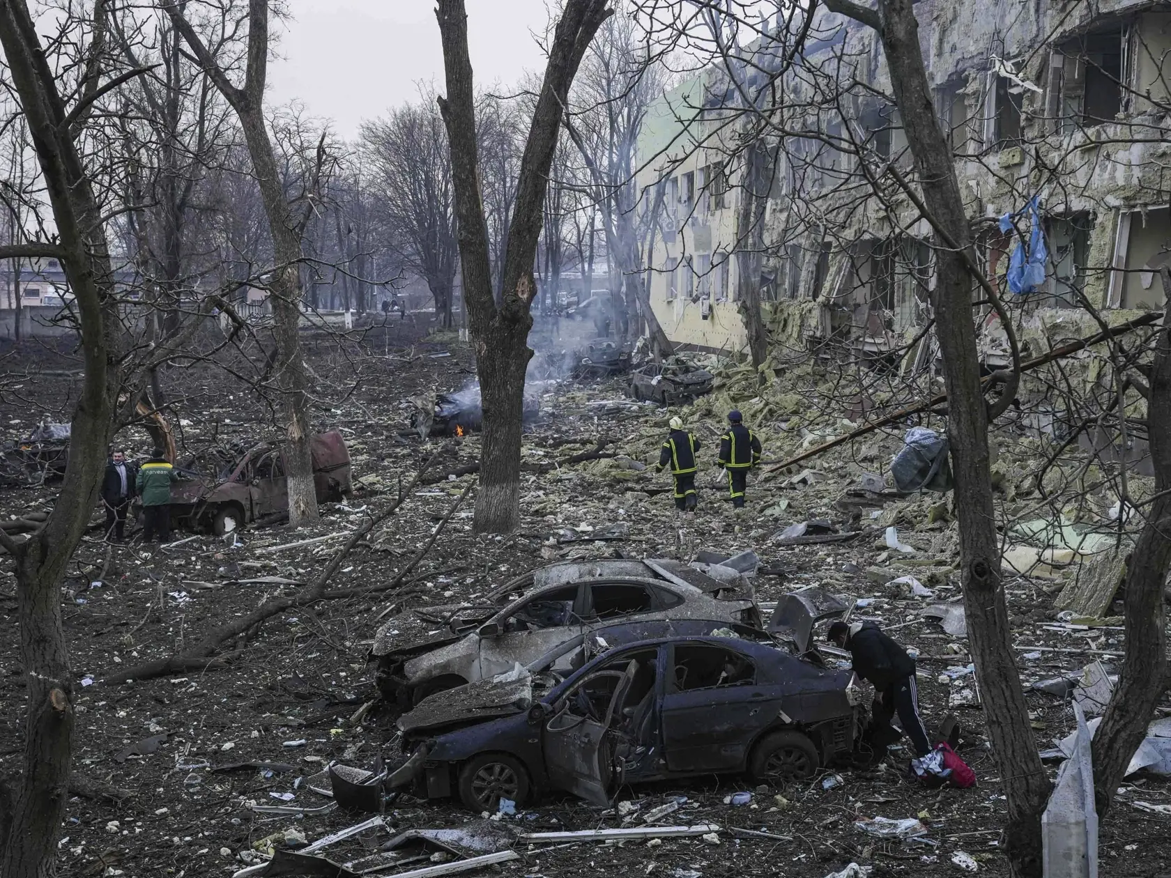 KK34 Mariupol - Na snímke budova detskej nemocnice po ostreľovaní v Mariupole počas štrnásteho dňa ruskej invázie na Ukrajine v stredu 9. marca 2022. Ruská armáda pri stredajšom ostreľovaní ukrajinského mesta Mariupol zasiahla a zničila detskú nemocnicu a pôrodnicu, tvrdia miestni činitelia aj ukrajinský prezident Volodymyr Zelenskyj. TASR túto informáciu prevzala zo stanice Sky News. FOTO TASR/AP  

Ukrainian emergency employees work at the side of the damaged by shelling maternity hospital in 