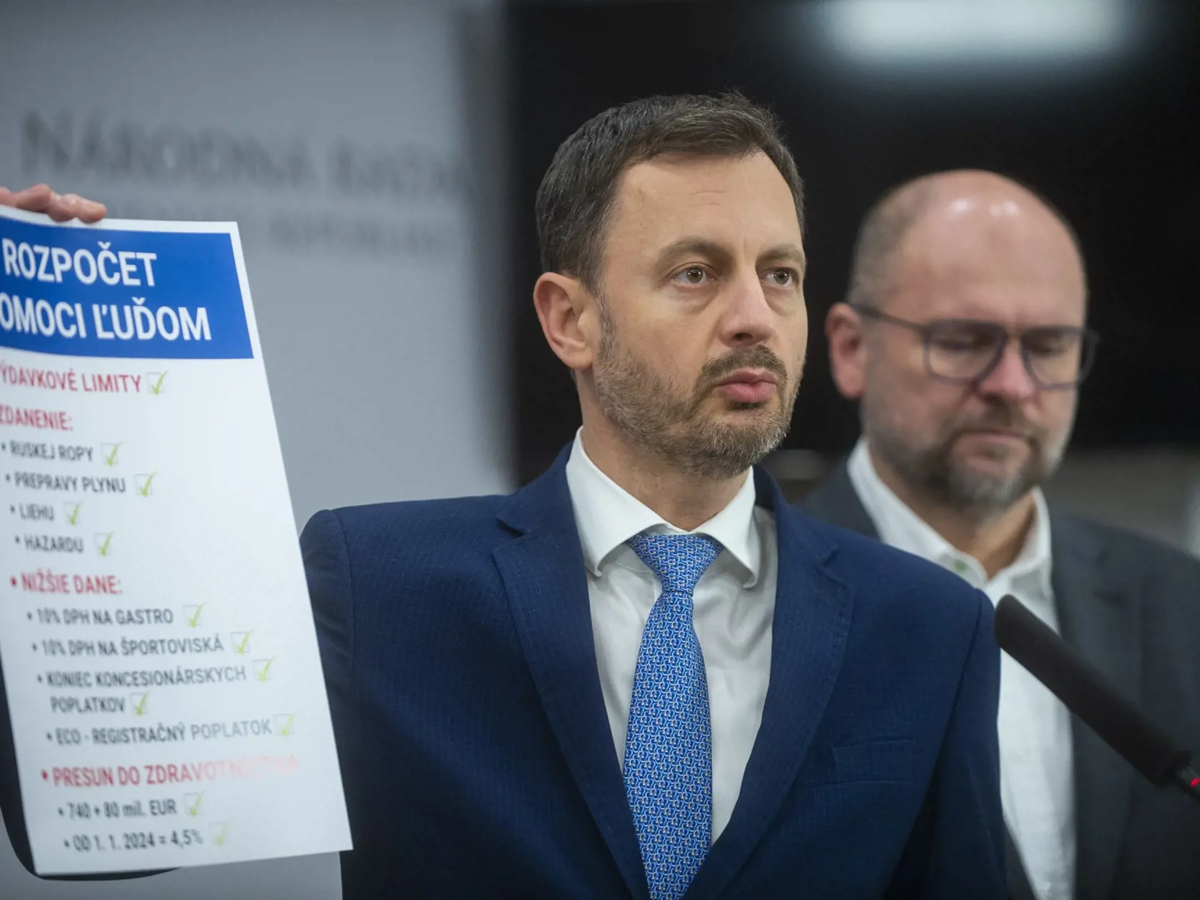 Na snímke zľava predseda vlády SR Eduard Heger (OĽANO) a predseda SaS Richard Sulík počas tlačovej konferencie k rokovaniu o rozpočte 20. decembra 2022 v Bratislave.