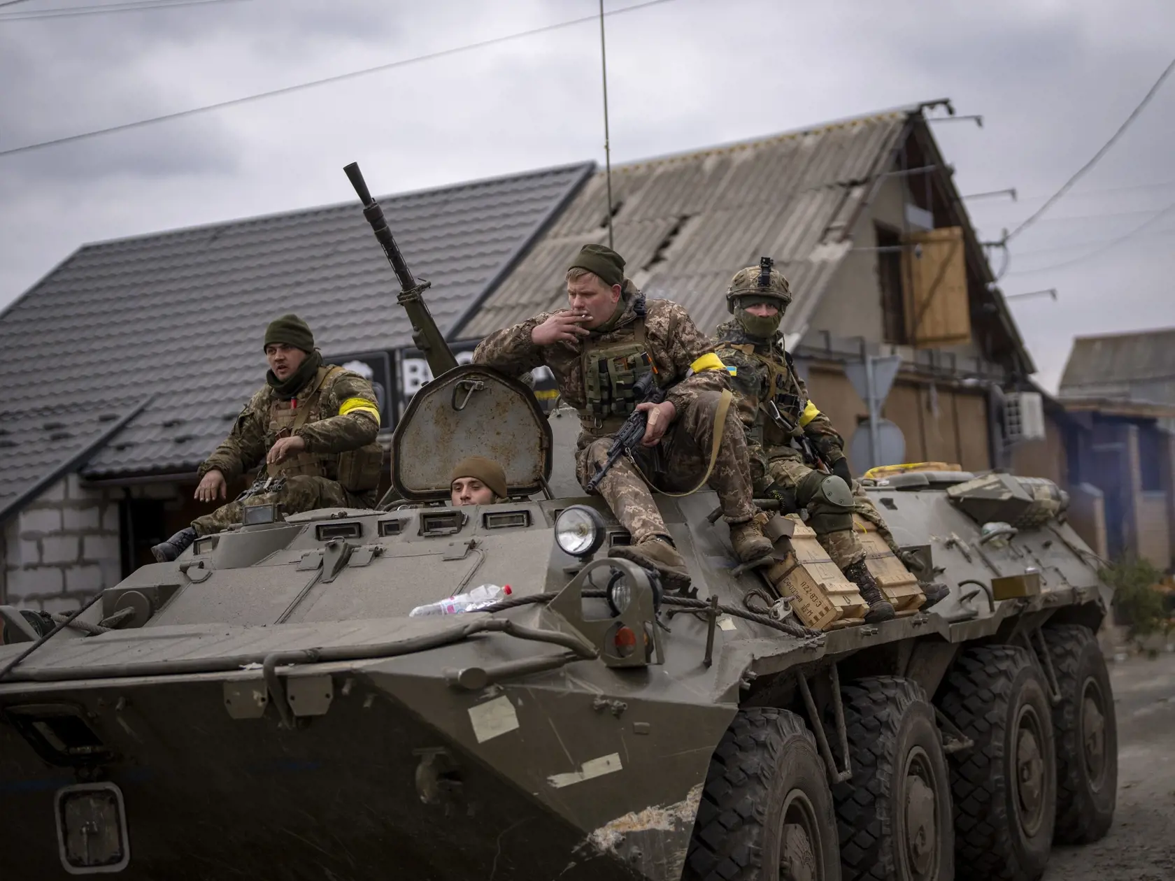 PK 53 Kyjev - Ukrajinskí vojaci prechádzajú predmestím Kyjeva v obrnenom vozidle v Kyjeve v sobotu 5. marca 2022. FOTO TASR/AP

Ukrainian soldiers drive on an armored military vehicle in the outskirts of Kyiv, Ukraine, Saturday, March 5, 2022. (AP Photo/Emilio Morenatti)