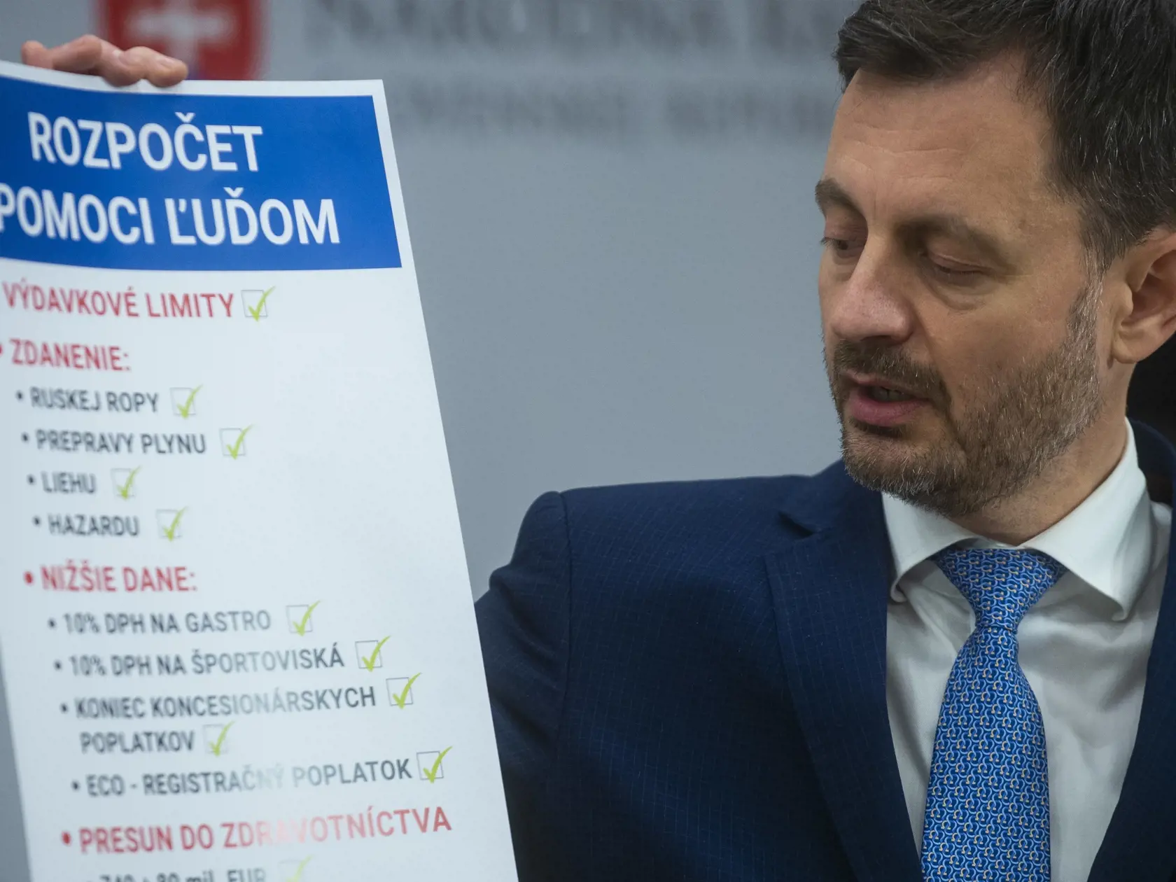 Na snímke dočasne poverený predseda vlády SR Eduard Heger počas tlačovej konferencie k rokovaniu o rozpočte 20. decembra 2022 v Bratislave.