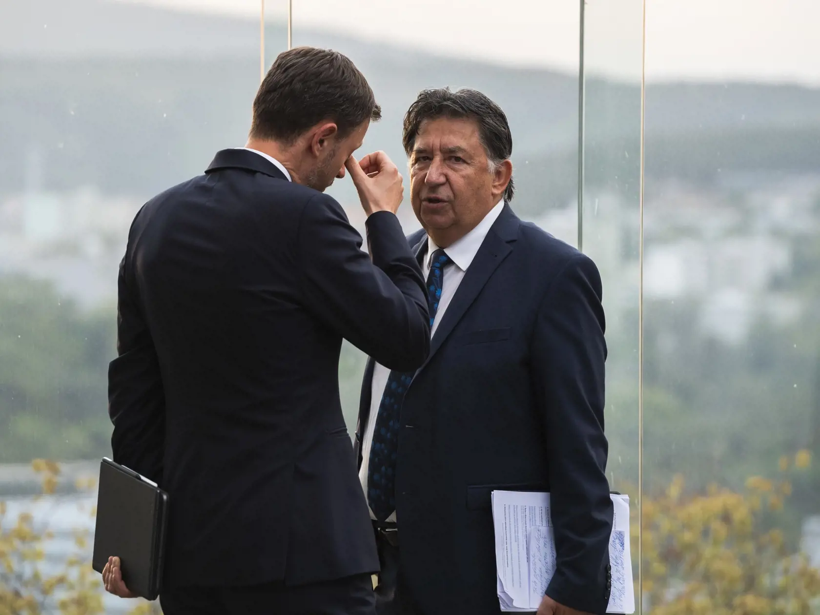Na snímke sprava minister životného prostredia SR Ján Budaj (OĽaNO) a predseda vlády SR Eduard Heger (OĽaNO) sa rozprávajú po koaličných rokovaniach vo vládnom hoteli Bôrik v Bratislave 26. augusta 2022.