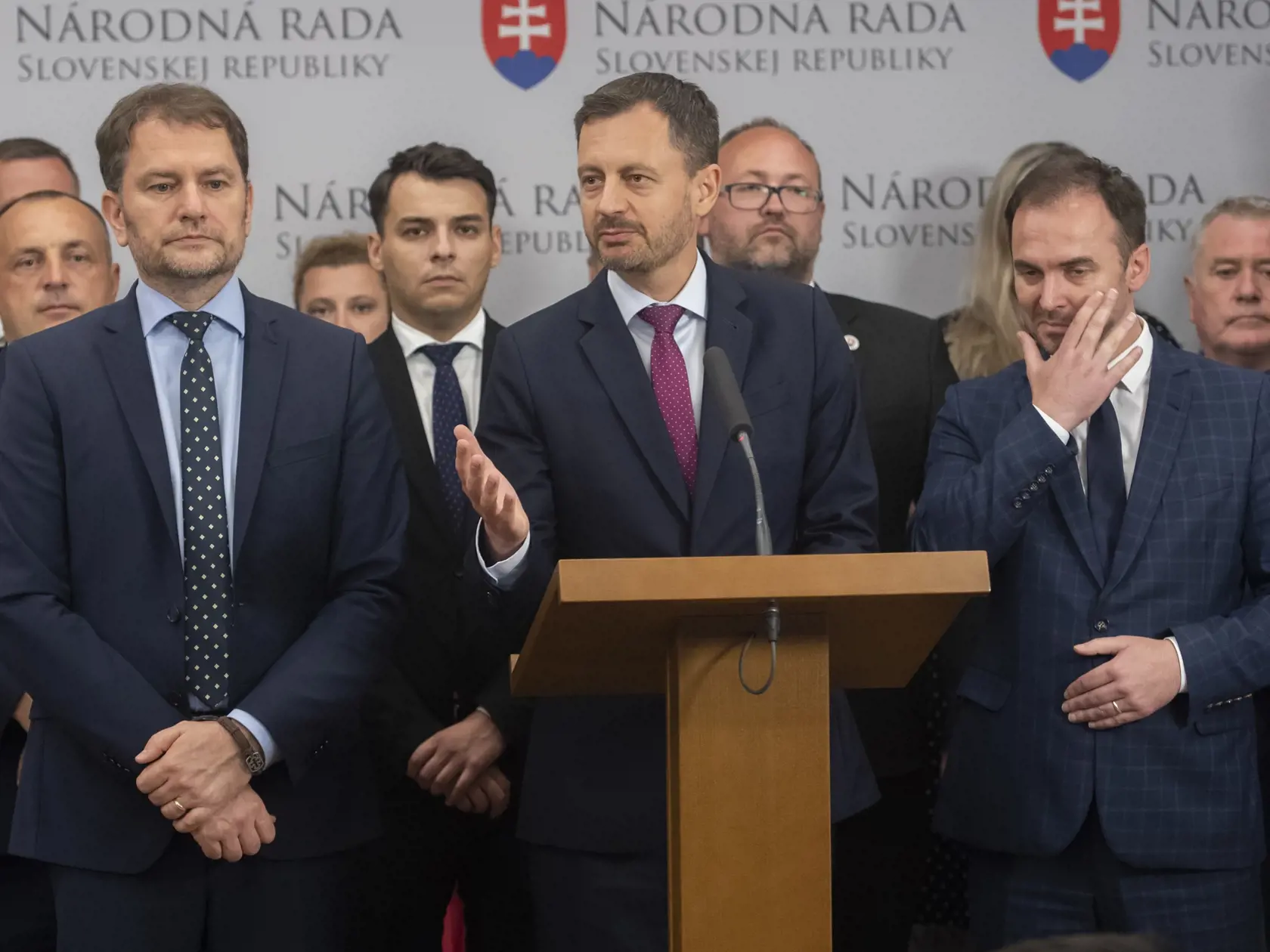 Na snímke v popredí zľava predseda OĽaNO a minister financií Igor Matovič, premiér SR Eduard Heger a poslanec Michal Šipoš (obaja OĽaNO) počas tlačovej konferencie k odvolaniu ministra životného prostredia Jána Budaja (OĽaNO) a ministra hospodárstva Richarda Sulíka (SaS) po 67. schôdzi Národnej rady SR 28. júna 2022 v Bratislave.