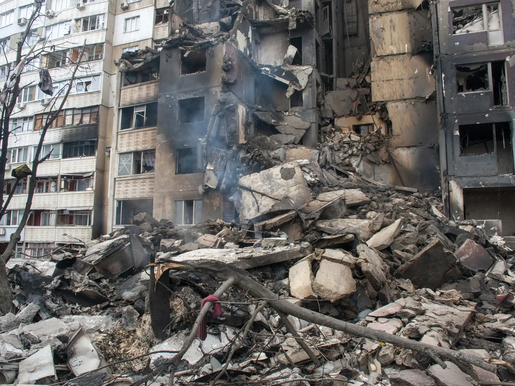 KK26 Charkov - Na snímke zničená bytovka po ostreľovaní počas trinásteho dňa ruskej invázie na Ukrajine 8. marca 2022 v ukrajinskom meste Charkov. FOTO TASR/AP 
 
An apartment building is seen damaged after shelling in Kharkiv, Ukraine, Tuesday, March 8, 2022. (AP Photo/Andrew Marienko)