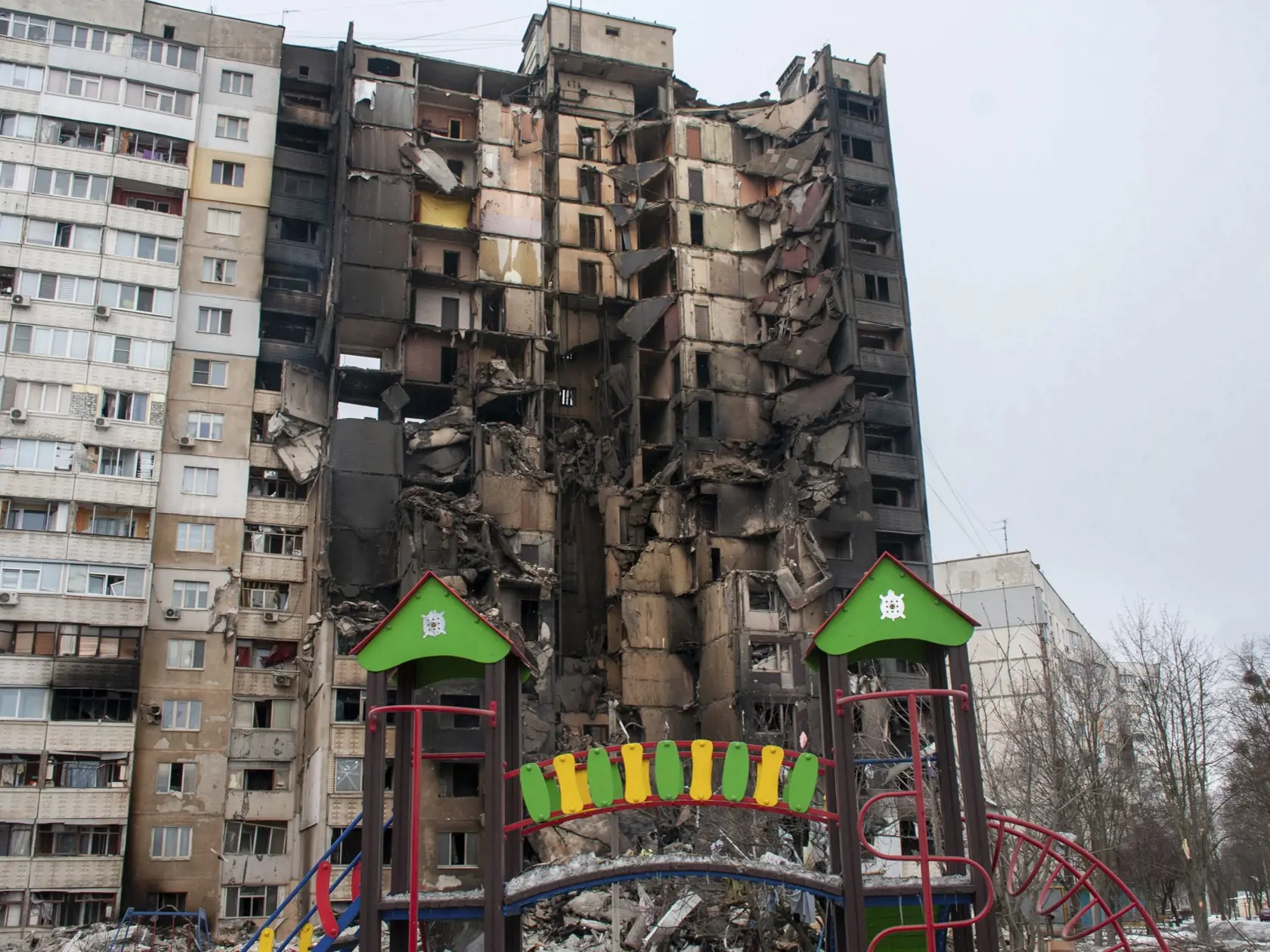 KK25 Charkov - Na snímke detské ihrisko pred zničenou bytovkou po ostreľovaní počas trinásteho dňa ruskej invázie na Ukrajine 8. marca 2022 v ukrajinskom meste Charkov. FOTO TASR/AP 
 
A children's playground is seen in front of an apartment building hit by shelling in Kharkiv, Ukraine, Tuesday, March 8, 2022. (AP Photo/Andrew Marienko)