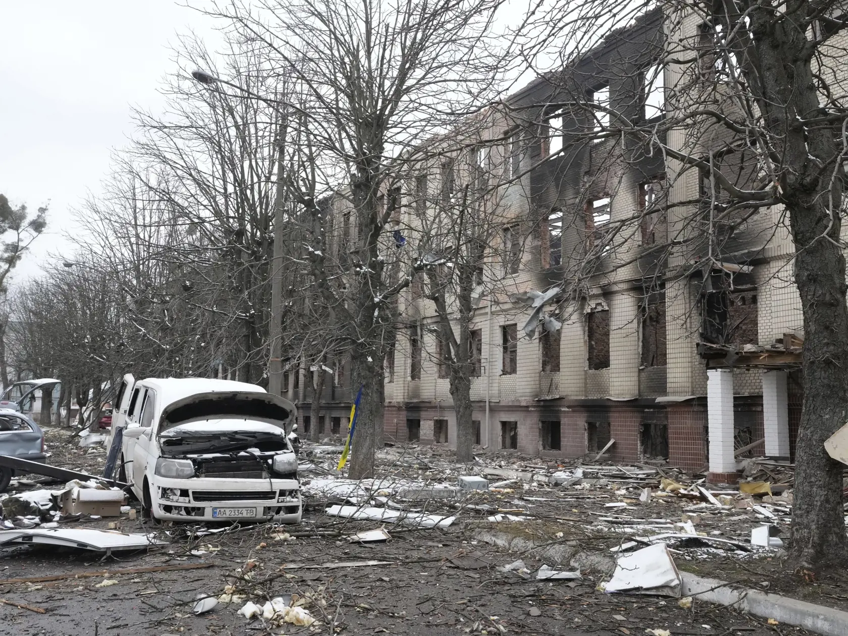 KK42 Brovary - Na snímke vraky vozidiel pred zničenou ubytovňou v ukrajinskom meste Brovary neďaleko Kyjeva v utorok 1. marca 2022. Ruský vojenský konvoj, ktorý sa zo severu presúva bližšie k ukrajinskému hlavnému mestu Kyjev, je zrejme omnoho dlhší než sa spočiatku zdalo. Ako ukázali najnovšie satelitné snímky americkej spoločnosti Maxar Technologies z pondelka, dĺžka kolóny vojenských vozidiel je namiesto 27 kilometrov až približne 64 kilometrov. FOTO TASR/AP

Damaged cars and a destroyed acco
