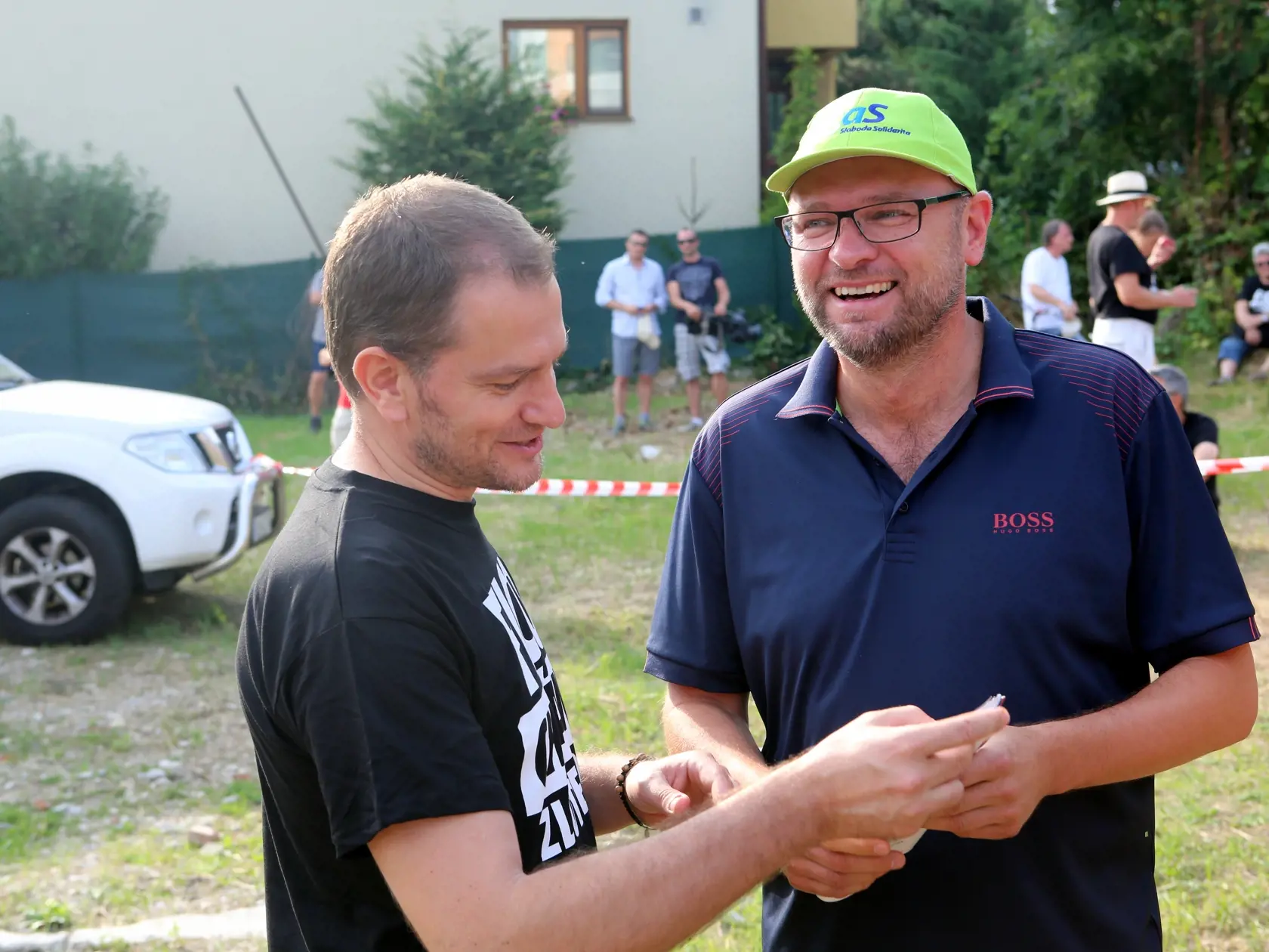 Richard Sulík a Igor Matovič ešte ako opoziční politici na proteste pred Bonaparte, kde býval vtedajší premiér Robert Fico v byte daňového podvodníka Ladislava Bašternáka.