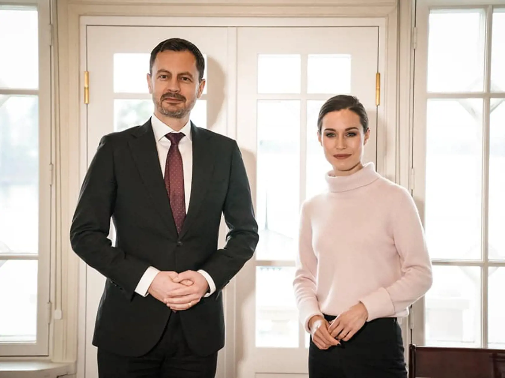 Predseda vlády Eduard Heger navštívil Helsinky, kde sa stretol s fínskou premiérkou Sannou Marin. Tá vyzerala pôvabne a príjemne počas celého rokovania.
