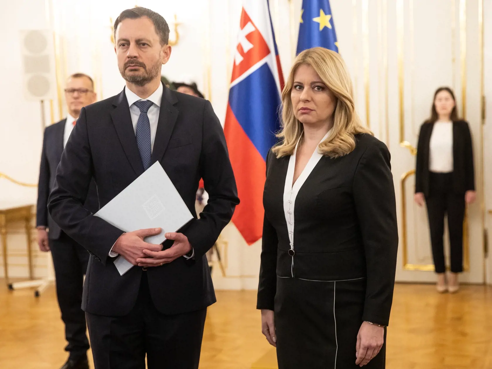 Po tom čo vyslovili nedôveru vláde Eduarda Hegera, Heger doručil prezidentke Zuzane Čaputovej demisiu. Na snímke je Zuzana Čaputová a Eduard Heger.