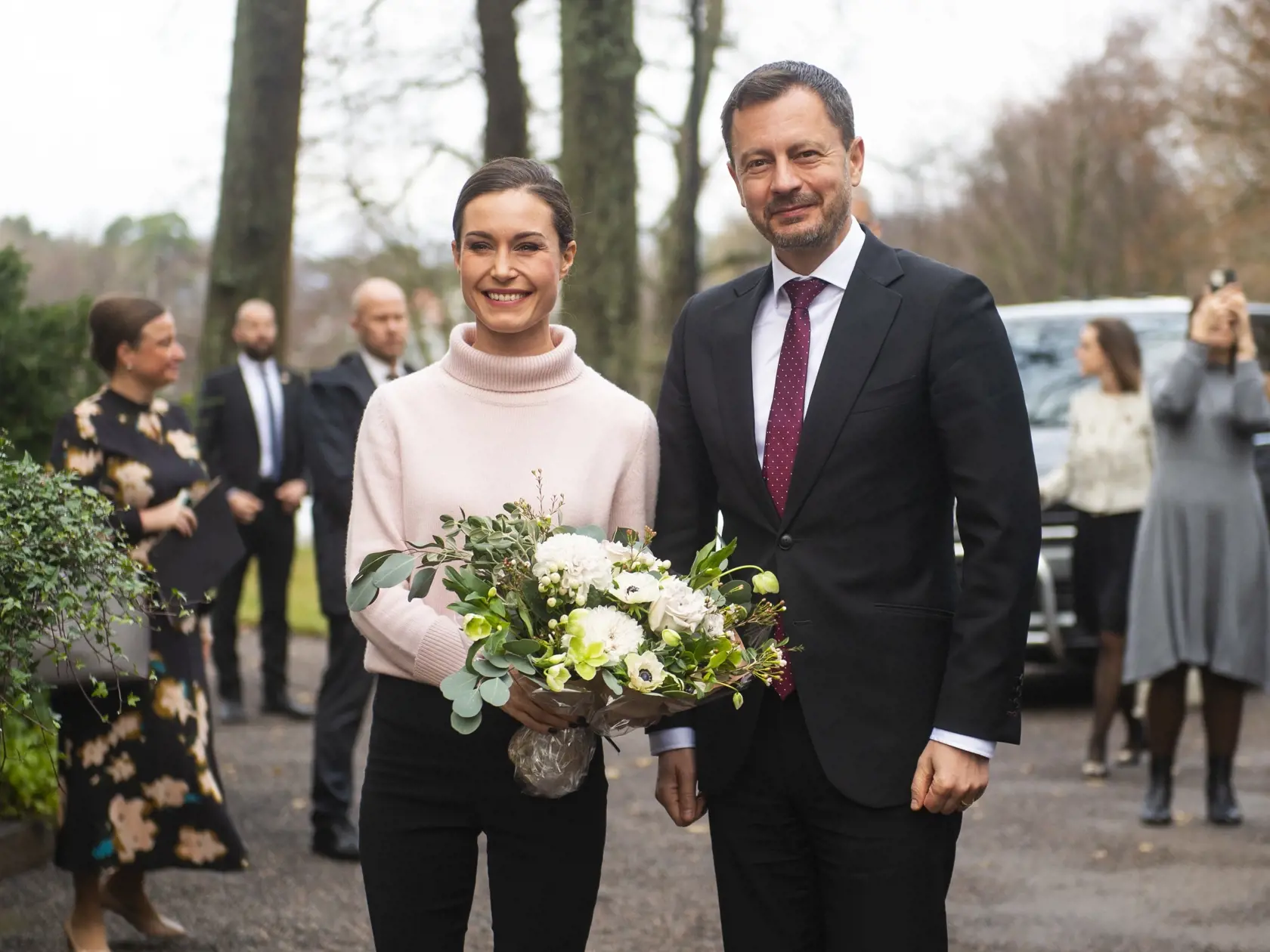 Na snímke fínska premiérka Sanna Marinová a slovenský premiér Eduard Heger (OĽaNO) počas prijatia 10. novembra 2022 v Helsinkách.