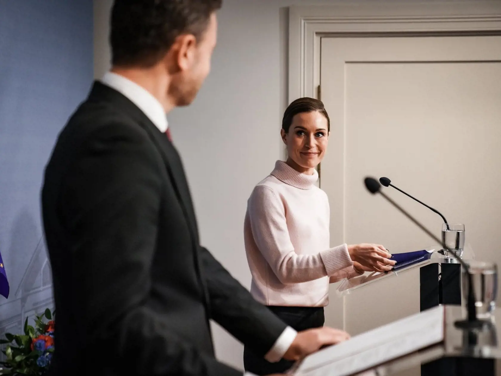 Predseda vlády Eduard Heger navštívil Helsinky, kde sa stretol s fínskou premiérkou Sannou Marin. Tá sa počas rokovania skoro stále príjemne usmievala.