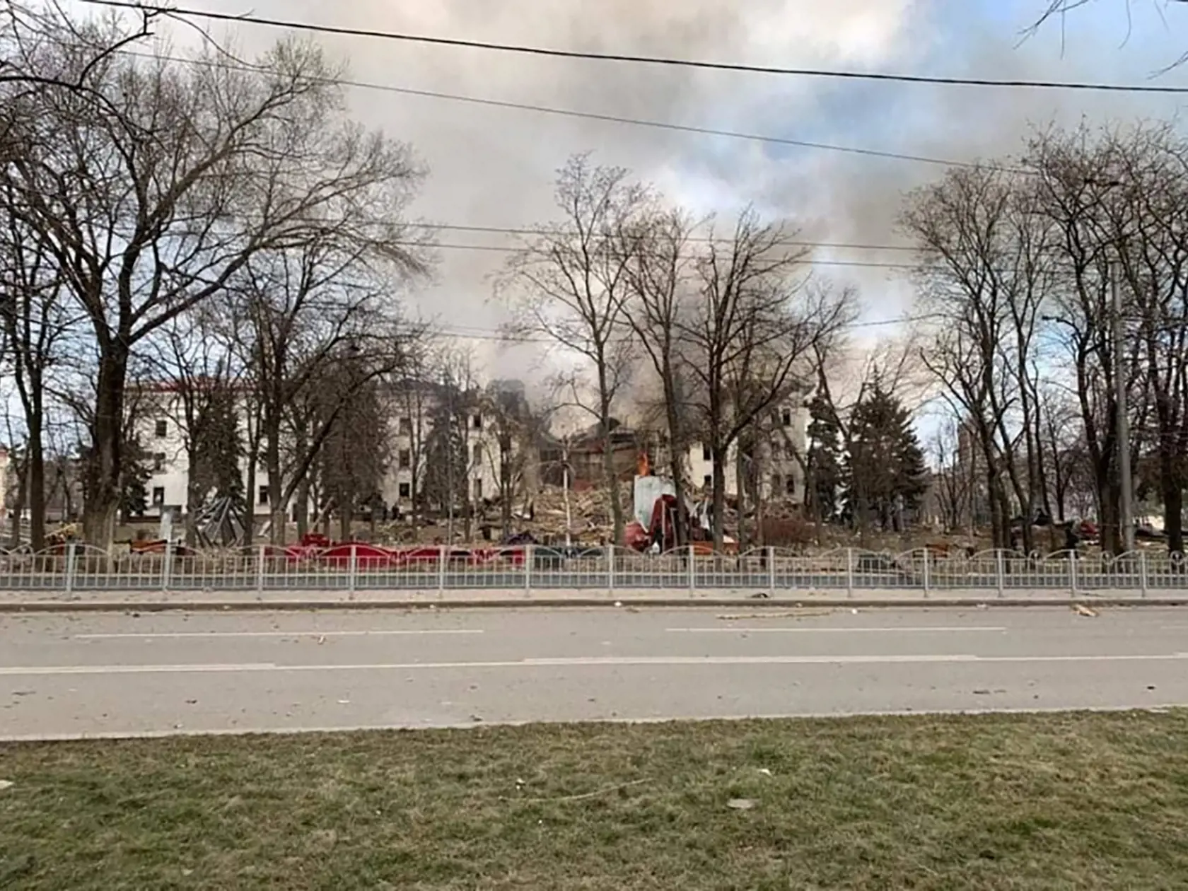 WA 7 Mariupol - Na snímke divadlo zničené po bombardovaní v obliehanom ukrajinskom meste Mariupol na pobreží Azovského mora v stredu 16. marca 2022. Ruské sily v stredu bombardovali divadlo v Mariupole, v ktorom sa údajne ukrývali stovky civilistov. S odvolaním sa zástupcu starosta mesta Serhija Orlova to uviedla stanica BBC. Mariupol ležiaci na pobreží Azovského mora, ktorý je kľúčovým pre ďalší posun ruských síl smerom na západ Ukrajiny, čelí už vyše dvoch týždňov rozsiahlemu bombardovaniu a o