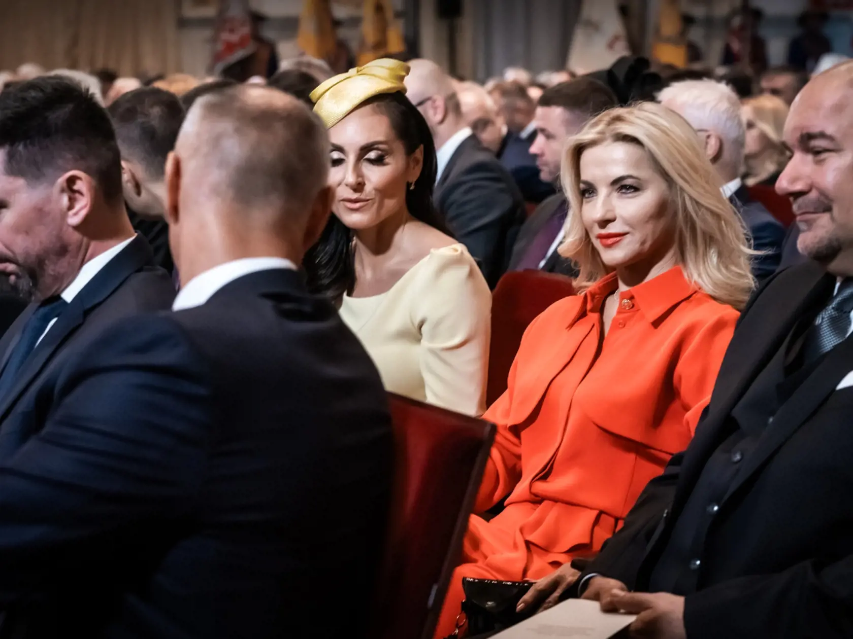 Ministerka kultúry Martina Šimkovičová si zvolila oranžový outfit.