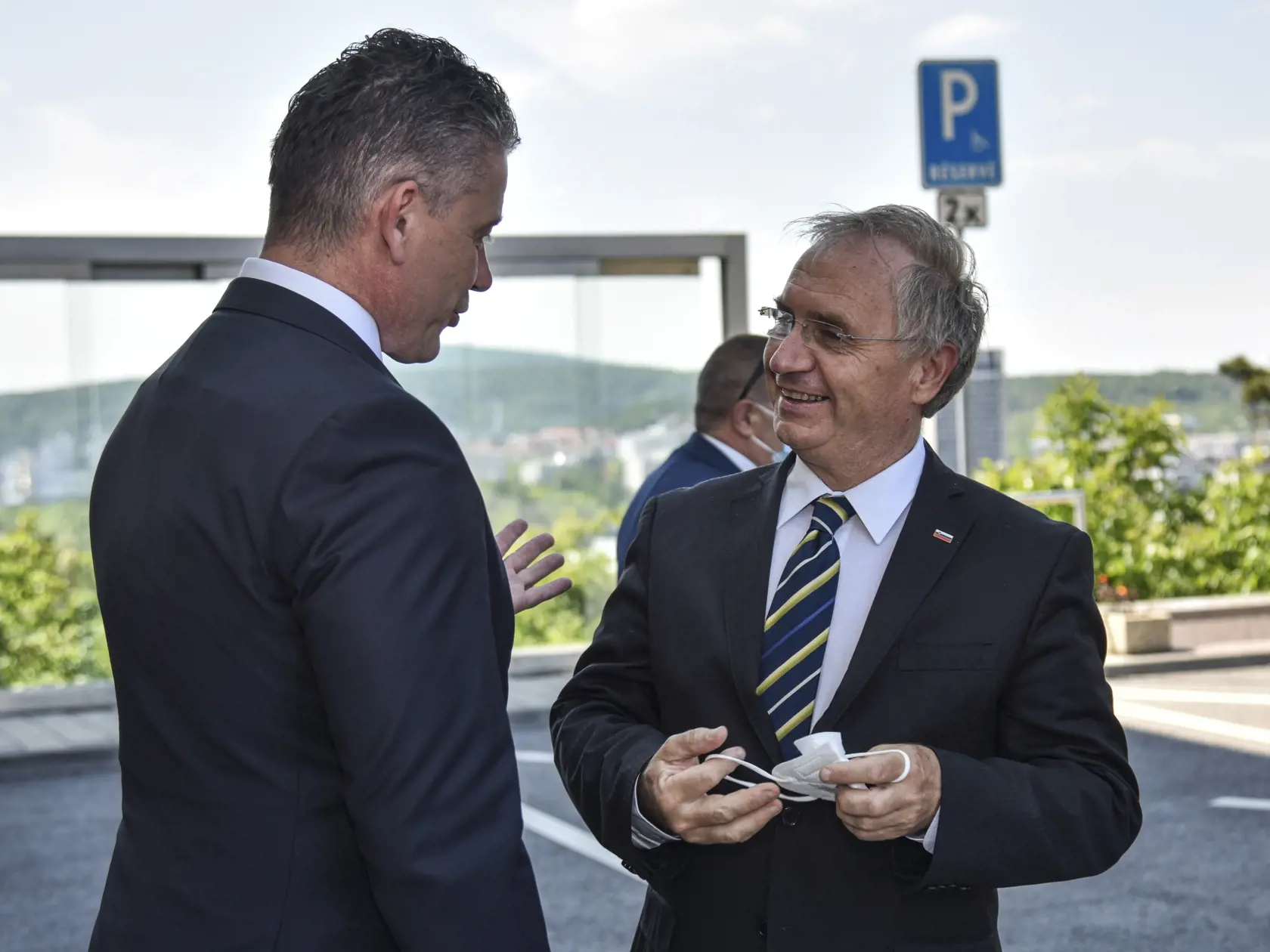 Na snímke zľava minister vnútra SR Roman Mikulec (OĽANO), slovinský minister vnútra Aleš Hojs počas prijatia pred bilaterálnym rokovaním na tému predsedníctva Slovinskej republiky v rade EÚ a výmeny informácií v rámci rezortov vnútra oboch krajín 2. júna 2021 v Bratislave. FOTO TASR - Pavol Zachar