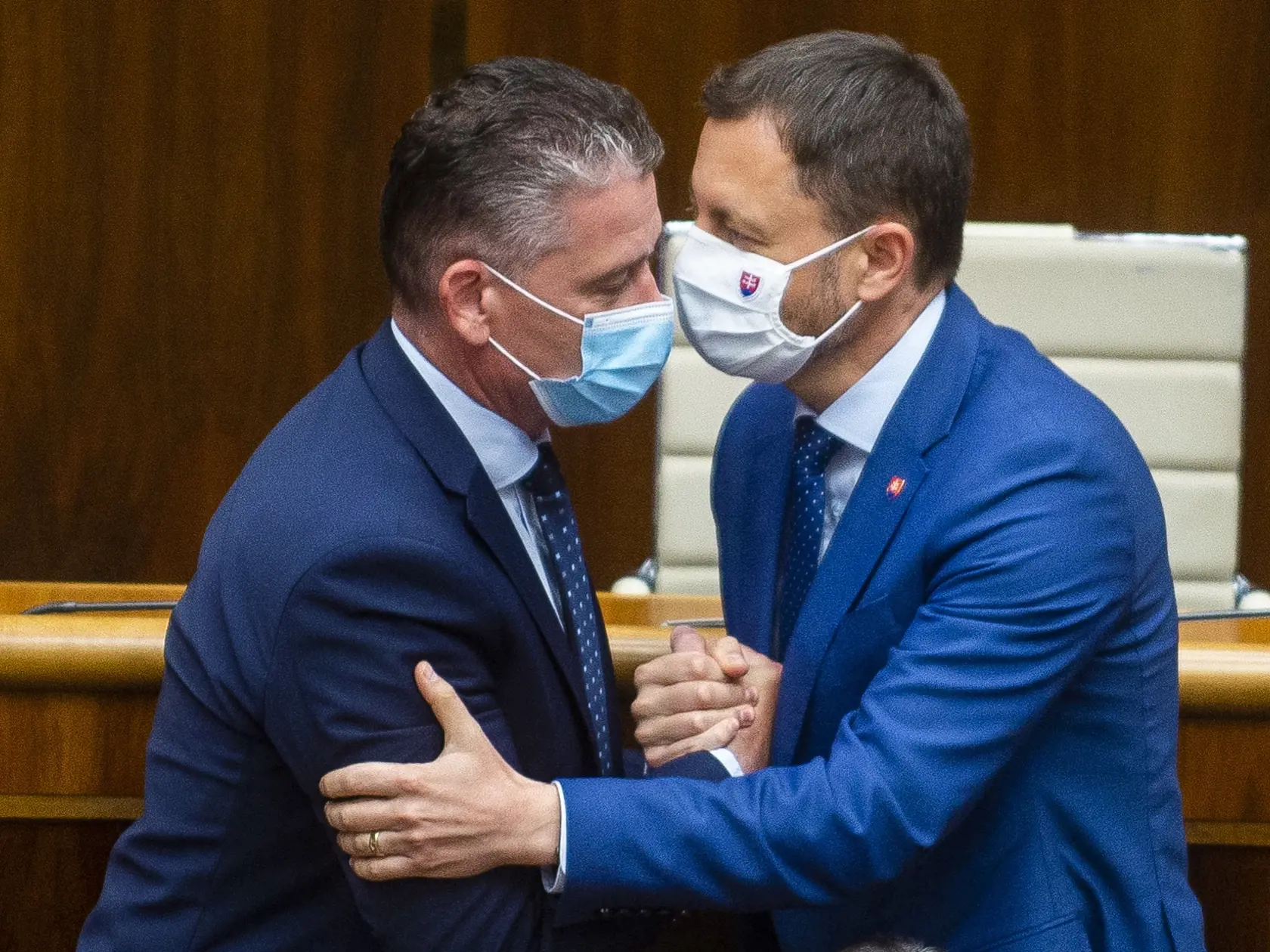 Minister vnútra Roman Mikulec (OĽANO) ostáva vo funkcii. Poslanci Národnej rady (NR) SR ho v stredu na mimoriadnej schôdzi neodvolali. Mikulca podporilo zo 153 prítomných celkovo 72 poslancov, ktorí boli proti opozičnému návrhu. Na snímke zľava minister vnútra SR Roman Mikulec a predseda vlády SR Eduard Heger (obaja OĽaNO) po hlasovaní 16. júna 2021. FOTO TASR - Jakub Kotian