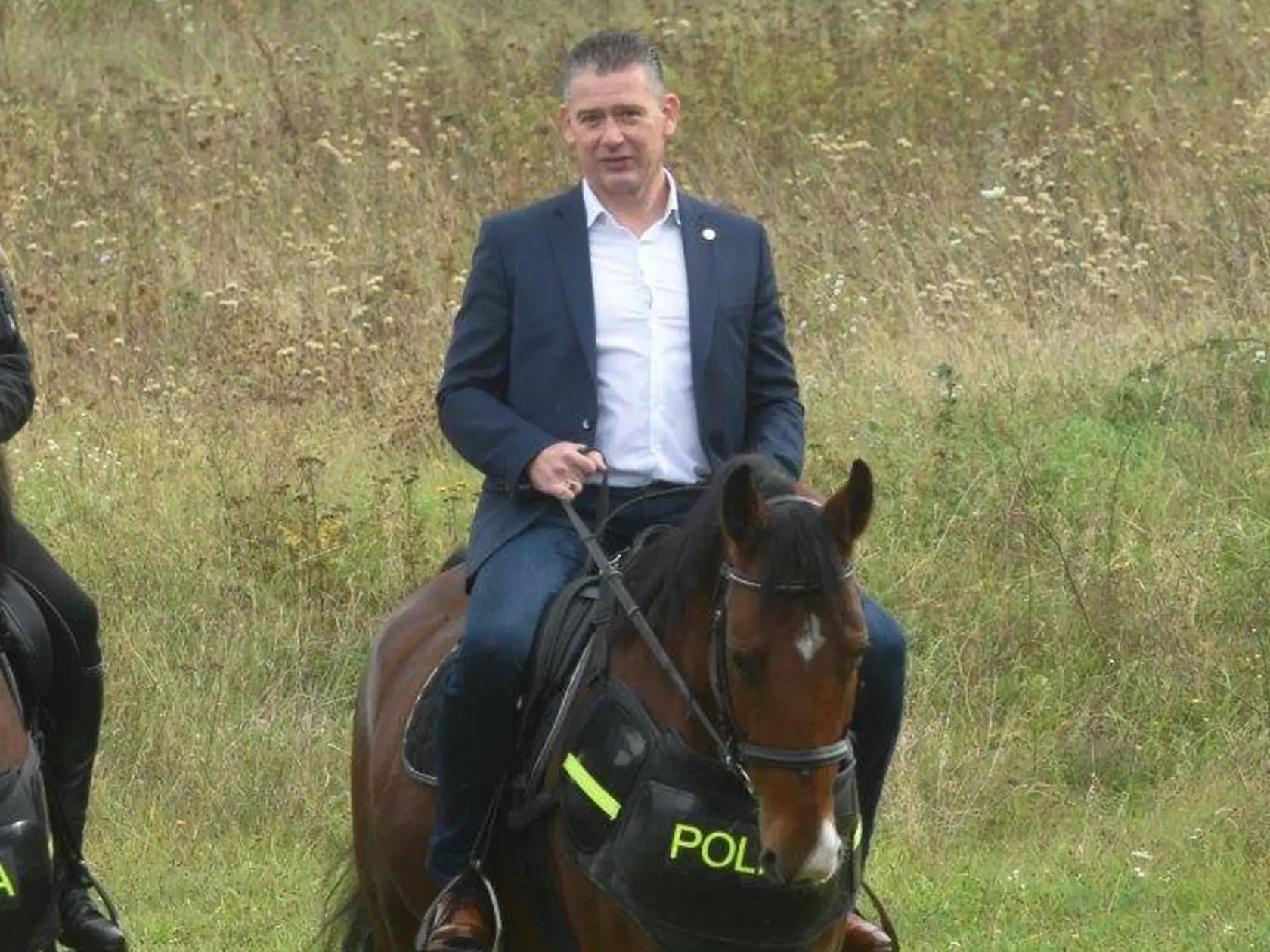 Minister Roman Mikulec pózoval so služobnými zvieratami, ktoré budú hrdinami policajného kalendára.