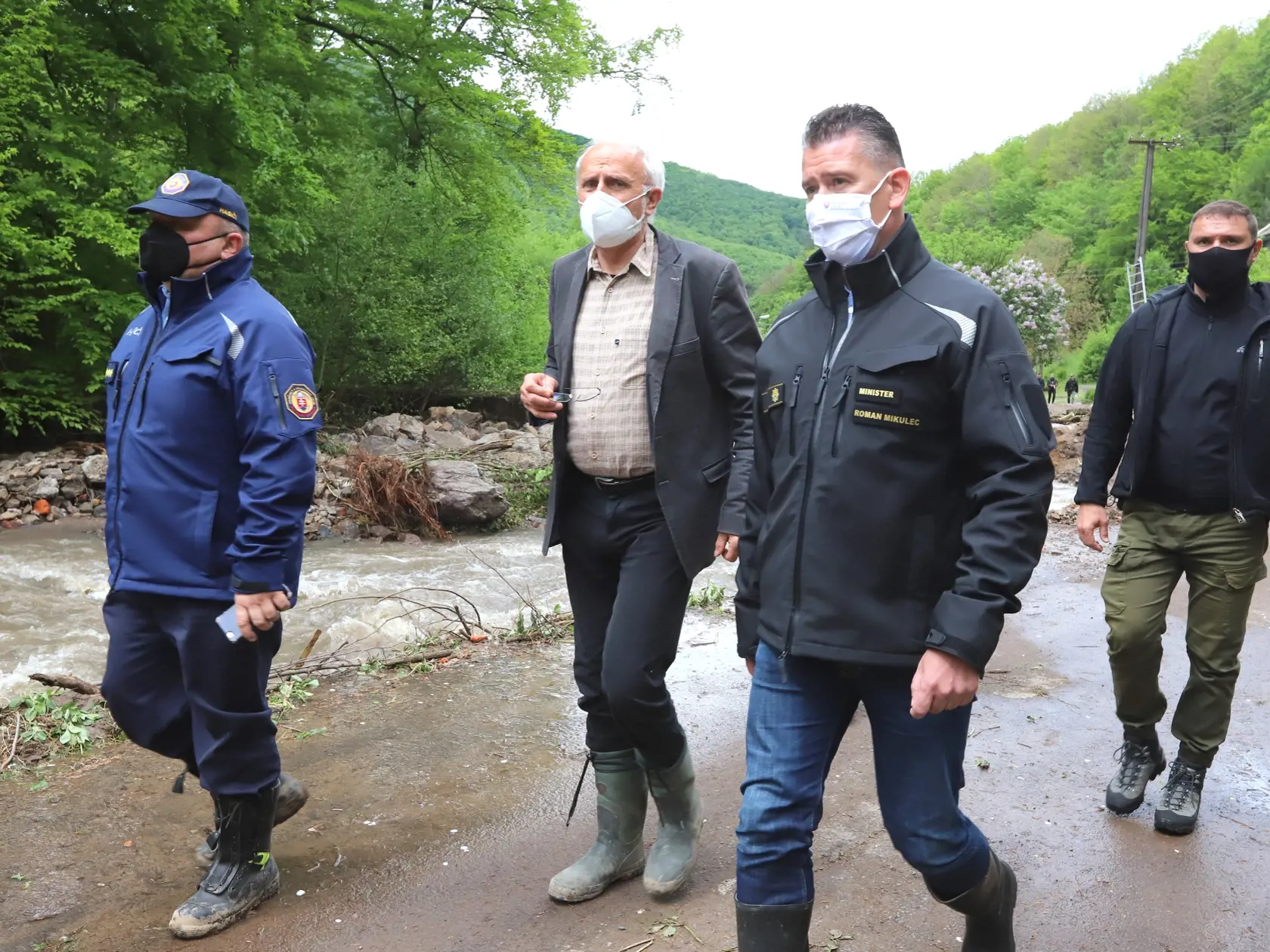 Na snímke uprostred minister pôdohospodárstva Ján Mičovský a druhý sprava minister vnútra Roman Mikulec (obaja OĽaNO) počas návštevy obce Rudno nad Hronom, okres Žarnovica, ktorú zasiahla povodeň po pondelkovom (17. mája) pretrhnutí protipovodňovej hrádze 18. mája 2021. FOTO TASR - Ján Krošlák