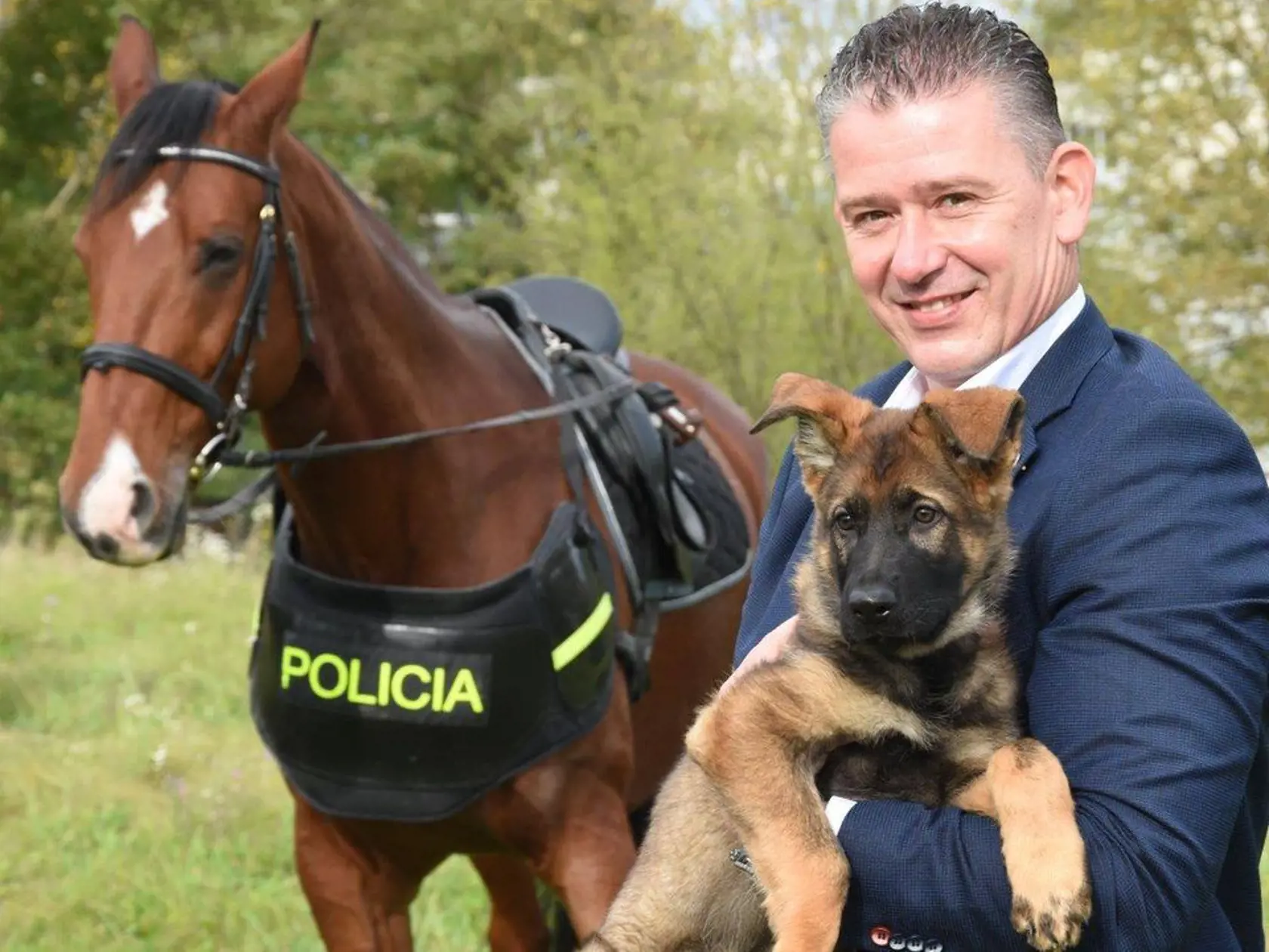 Minister Roman Mikulec pózoval so služobnými zvieratami, ktoré budú hrdinami policajného kalendára.