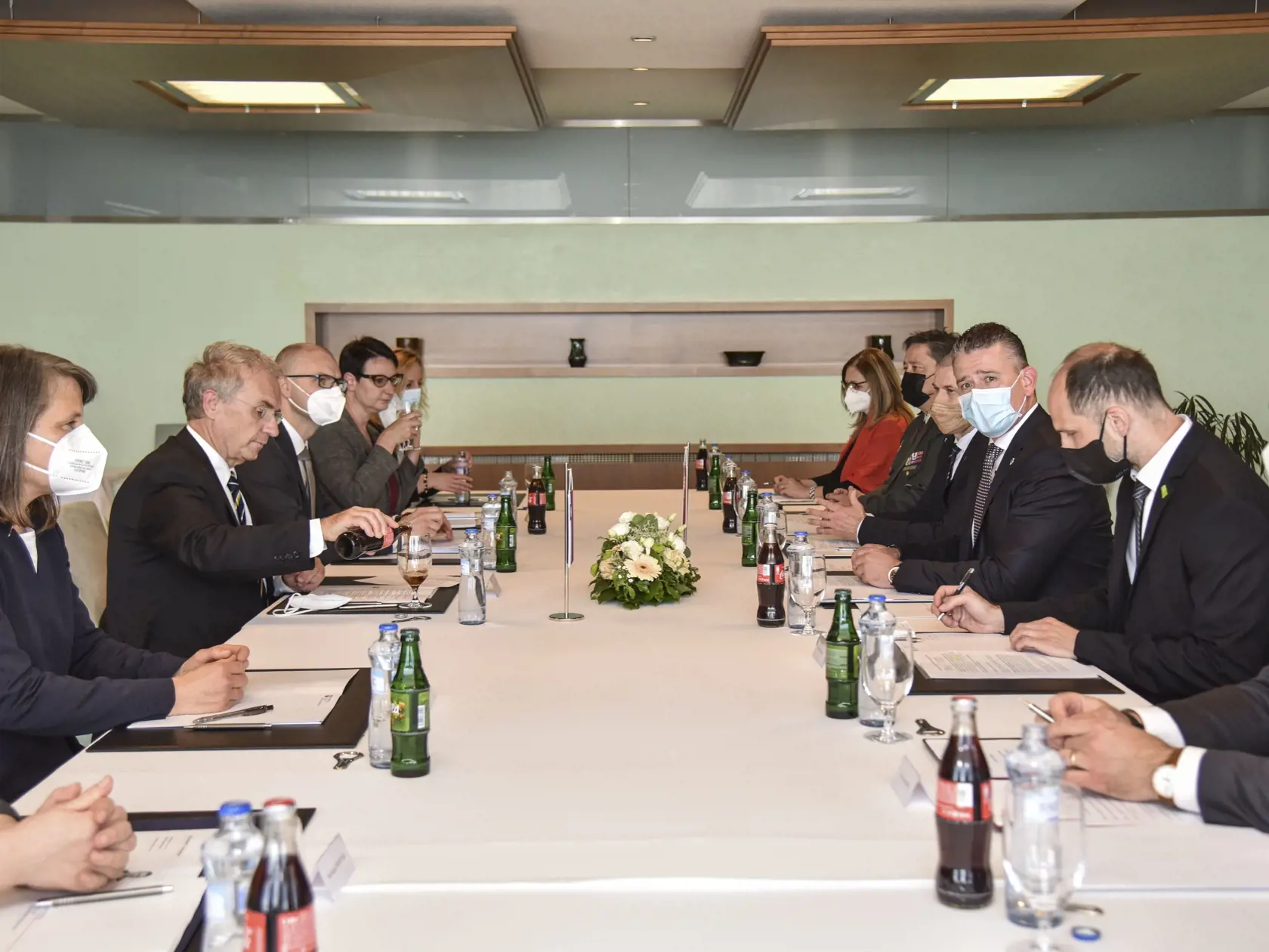 Na snímke tretí sprava minister vnútra SR Roman Mikulec (OĽANO) a slovinský minister vnútra Aleš Hojs (druhý zľava) počas prijatia pred bilaterálnym rokovaním na tému predsedníctva Slovinskej republiky v rade EÚ a výmeny informácií v rámci rezortov vnútra oboch krajín 2. júna 2021 v Bratislave. FOTO TASR - Pavol Zachar