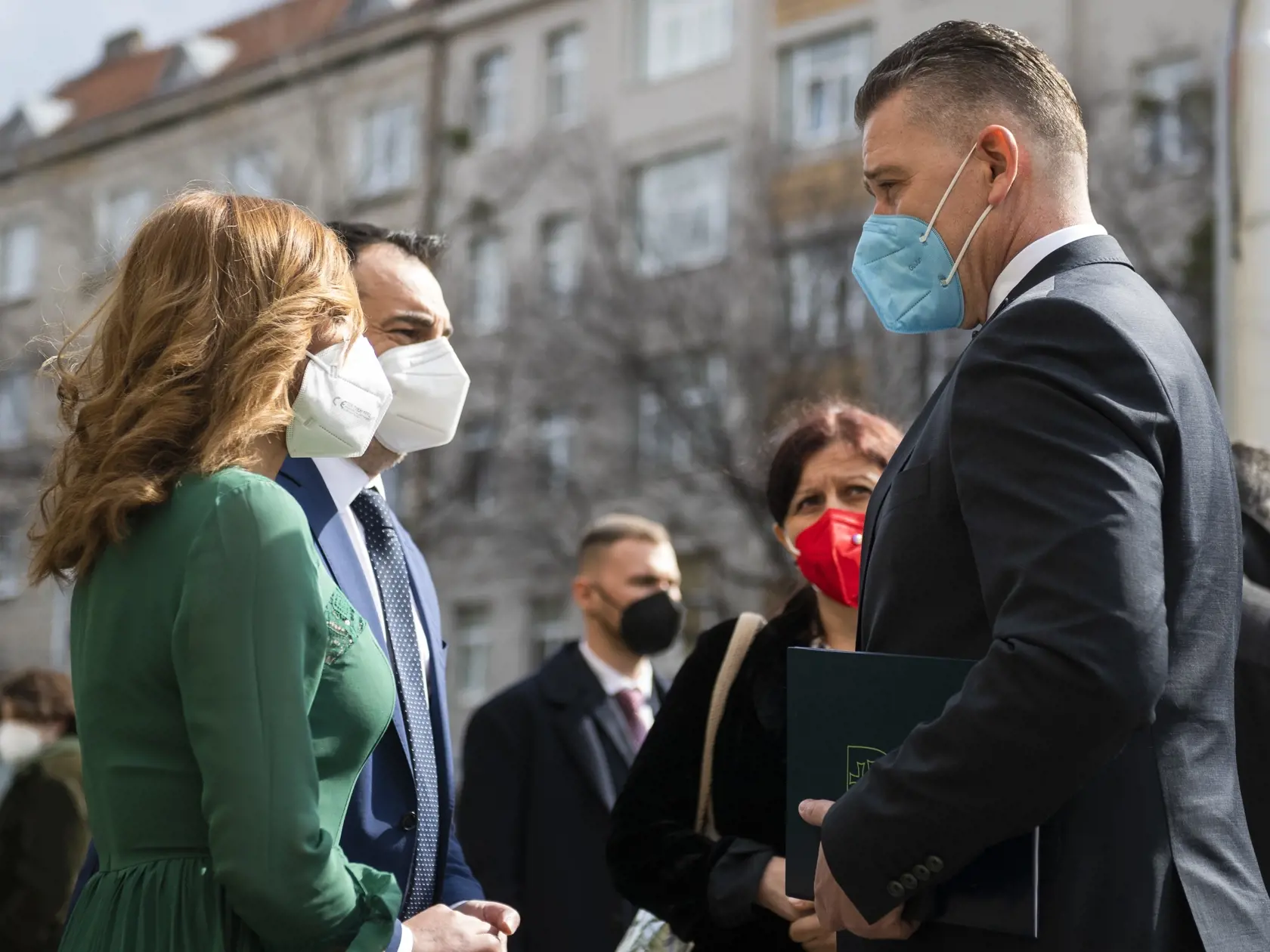 Na snímke zľava splnomocnenkyňa vlády SR pre rómske komunity Andrea Bučková, poslanec Európskeho parlamentu Peter Pollák a štátna tajomníčka Ministerstva kultúry SR Zuzana Kumanová a minister vnútra SR Roman Mikulec počas stretnutia pri príležitosti Medzinárodného dňa Rómov v Bratislave 8. apríla 2021. FOTO TASR - Jaroslav Novák