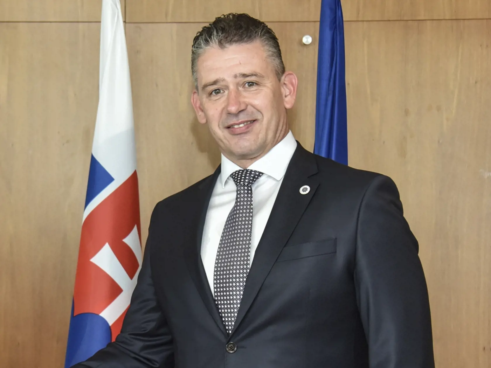 Na snímke sprava minister vnútra SR Roman Mikulec (OĽANO), slovinský minister vnútra Aleš Hojs počas prijatia pred bilaterálnym rokovaním na tému predsedníctva Slovinskej republiky v rade EÚ a výmeny informácií v rámci rezortov vnútra oboch krajín 2. júna 2021 v Bratislave. FOTO TASR - Pavol Zachar