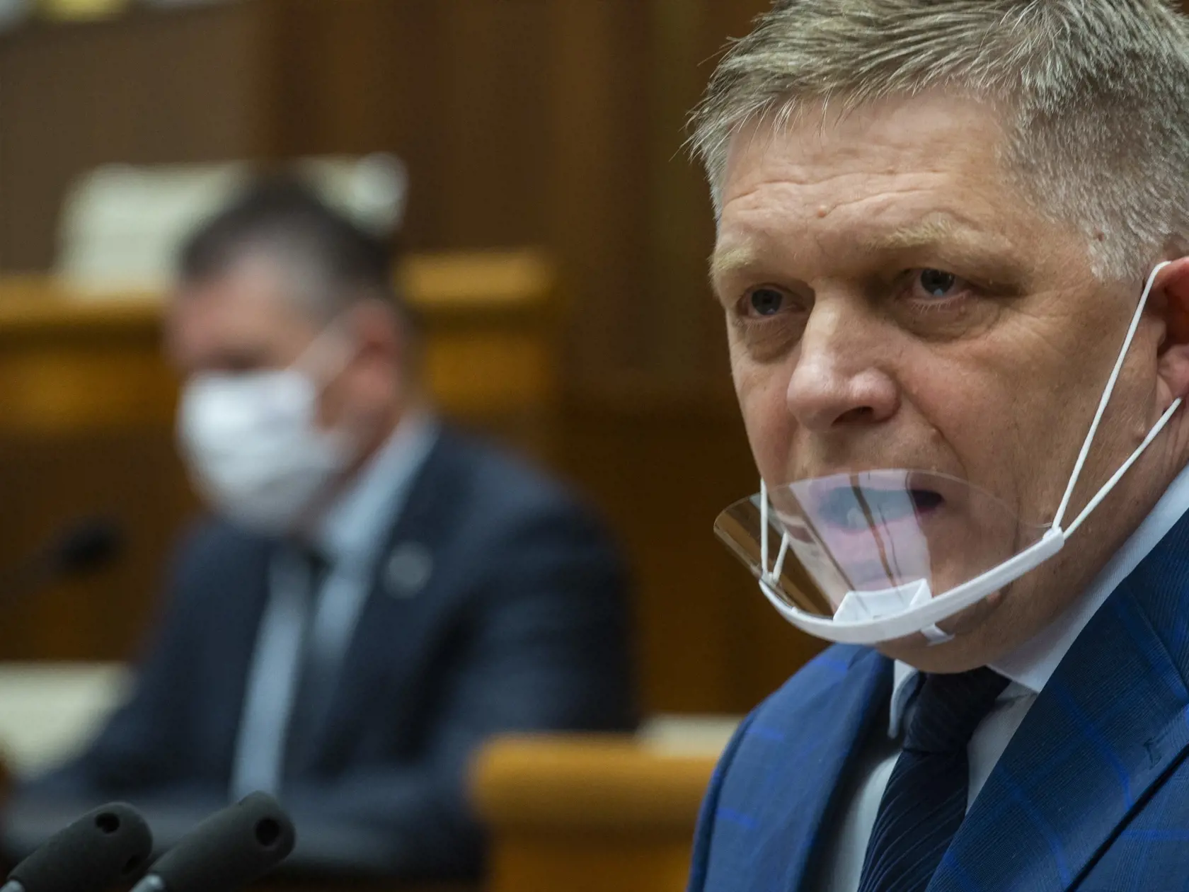 Na snímke zľava minister vnútra SR Roman Mikulec (OĽaNO) a poslanec NR SR Robert Fico (Smer-SD) počas mimoriadnej 31. schôdze parlamentu, na ktorej má čeliť minister vnútra SR odvolávaniu 15. júna 2021 v Bratislave. Jeho odchod z funkcie žiada opozícia, schôdzu inicioval Smer-SD. Dôvodom sú podozrenia o manipulovaní vyšetrovania viacerých káuz istou skupinou v rámci silových zložiek. FOTO TASR - Jakub Kotian 