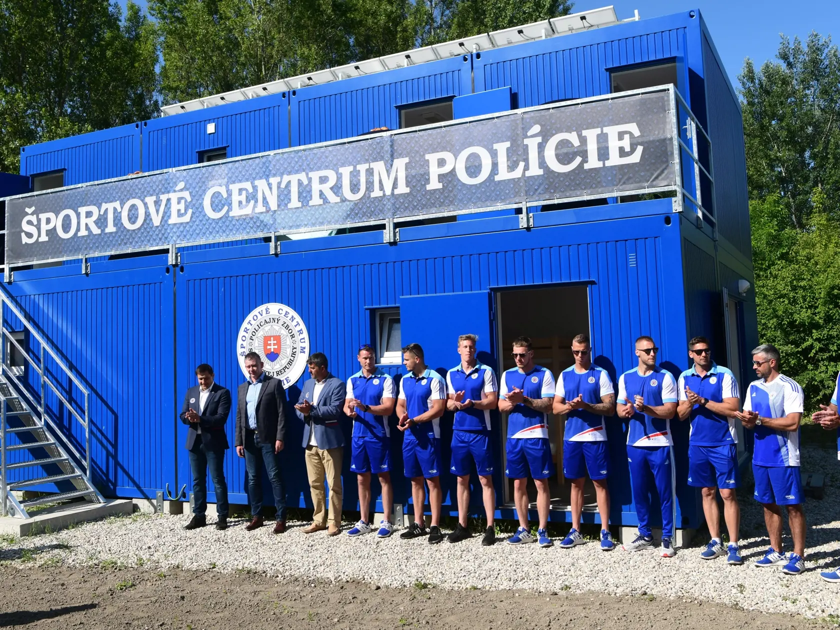 V bratislavskom areáli rýchlostnej kanoistiky na Zemníku vo štvrtok 10. júna 2021 slávnostne otvorili lodenicu Športového centra polície (ŠCP). Kanoisti už môžu využívať priestory lodenice na skladovanie lodí, k dispozícii majú priestorné šatne i sociálne zariadenia. Na snímke zľava riaditeľ ŠCP Juraj Minčík a minister vnútra SR Roman Mikulec počas otvorenia. FOTO TASR - Vladimír Benko/MV 