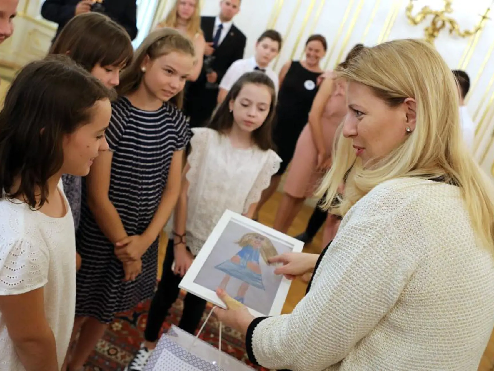 Zuzana Čaputová prijala v piatok v prezidentskom paláci študentov a študentky, ktorí uspeli v medzinárodnej súťaži Mladí reportéri pre životné prostredie.