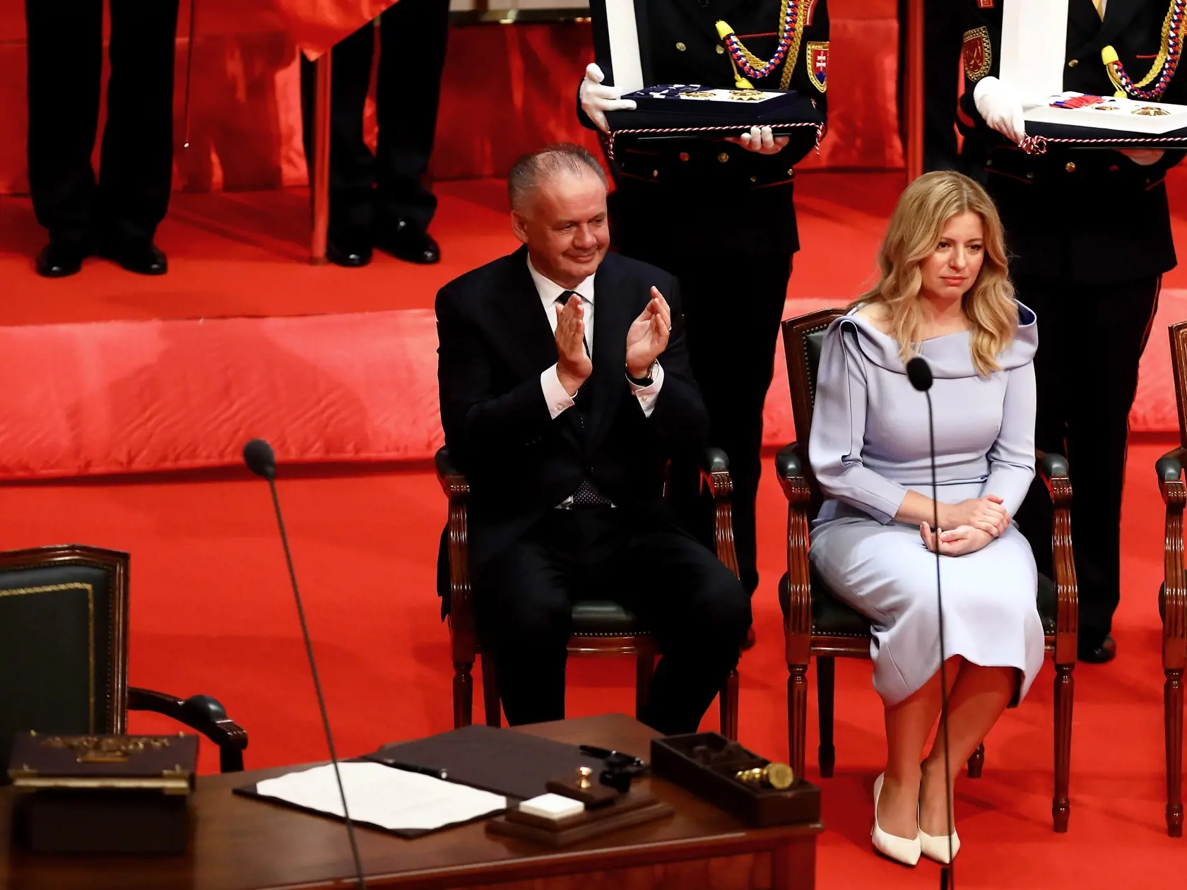 Na snímke slávnostná schôdza NRSR v Redute, kde Zuzana Čaputová zložila sľub do rúk predsedu Ústavného súdu SR Ivanovi Fiačanovi. 
