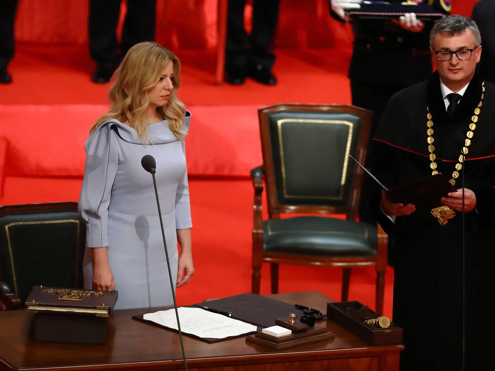 Na snímke slávnostná schôdza NRSR v Redute, kde Zuzana Čaputová zložila sľub do rúk predsedu Ústavného súdu SR Ivanovi Fiačanovi. 

