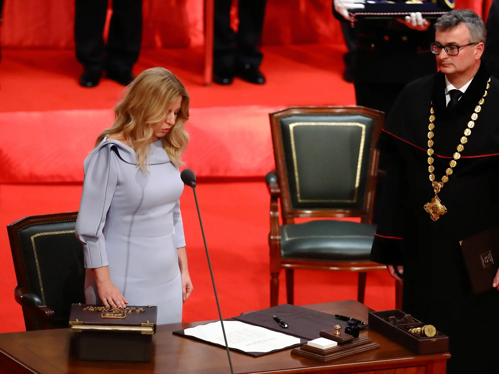 Na snímke slávnostná schôdza NRSR v Redute, kde Zuzana Čaputová zložila sľub do rúk predsedu Ústavného súdu SR Ivanovi Fiačanovi. 
