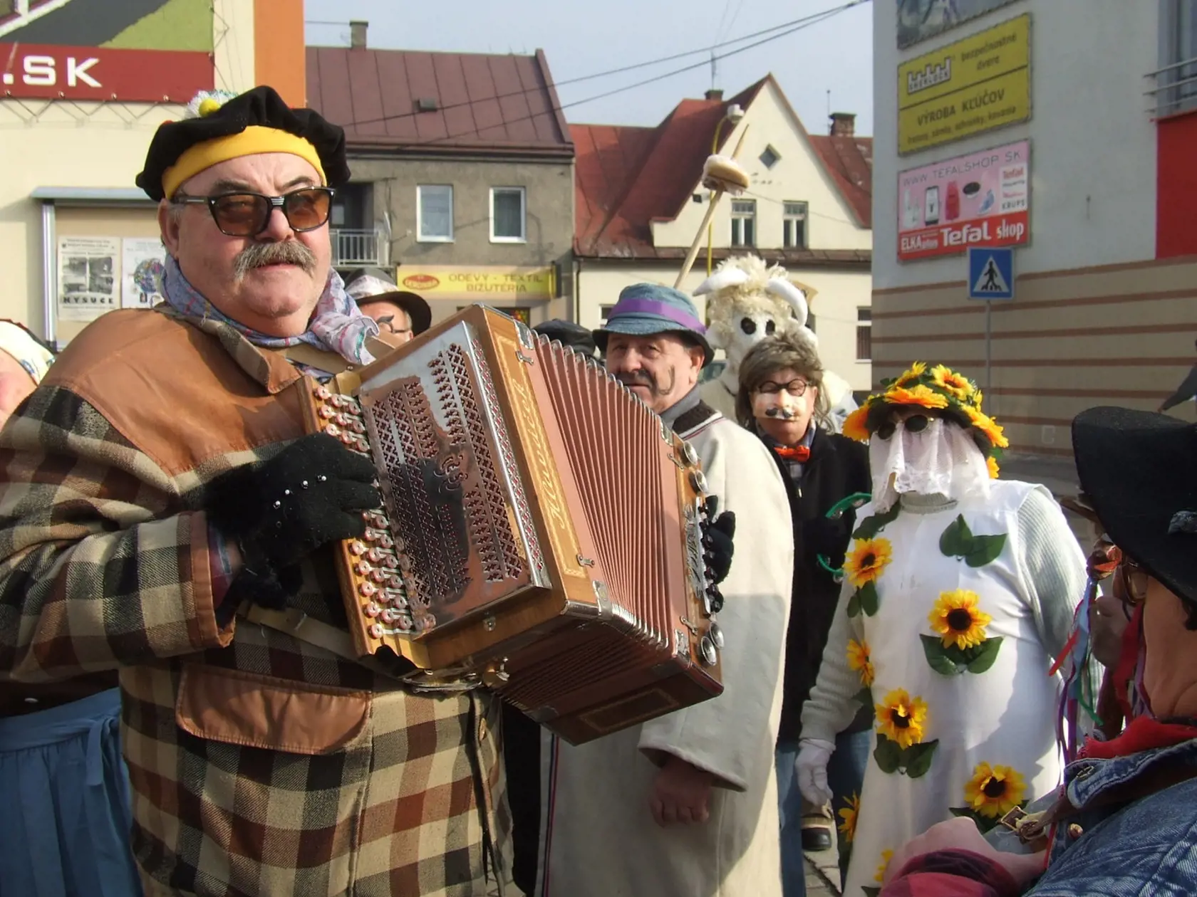 V Modre cez víkend môžete „fašiangovať“ pri obľúbenej súťaži vo varení kapustovej polievky, víne a muzike. Tradičné podujatie sa uskutoční pred Kultúrnym domom v Modre v sobotu doobeda. Zapojiť sa môže každá rodina, organizácia či kolektív. Variť sa začína o 9.00, od 10.30 do 12.00 môžete sledovať fašiangový sprievod maškár, popoludní môžete ochutnať vína Spolku Vincúr a kapustnice, večer od 20.00 bude fašiangová zábava.