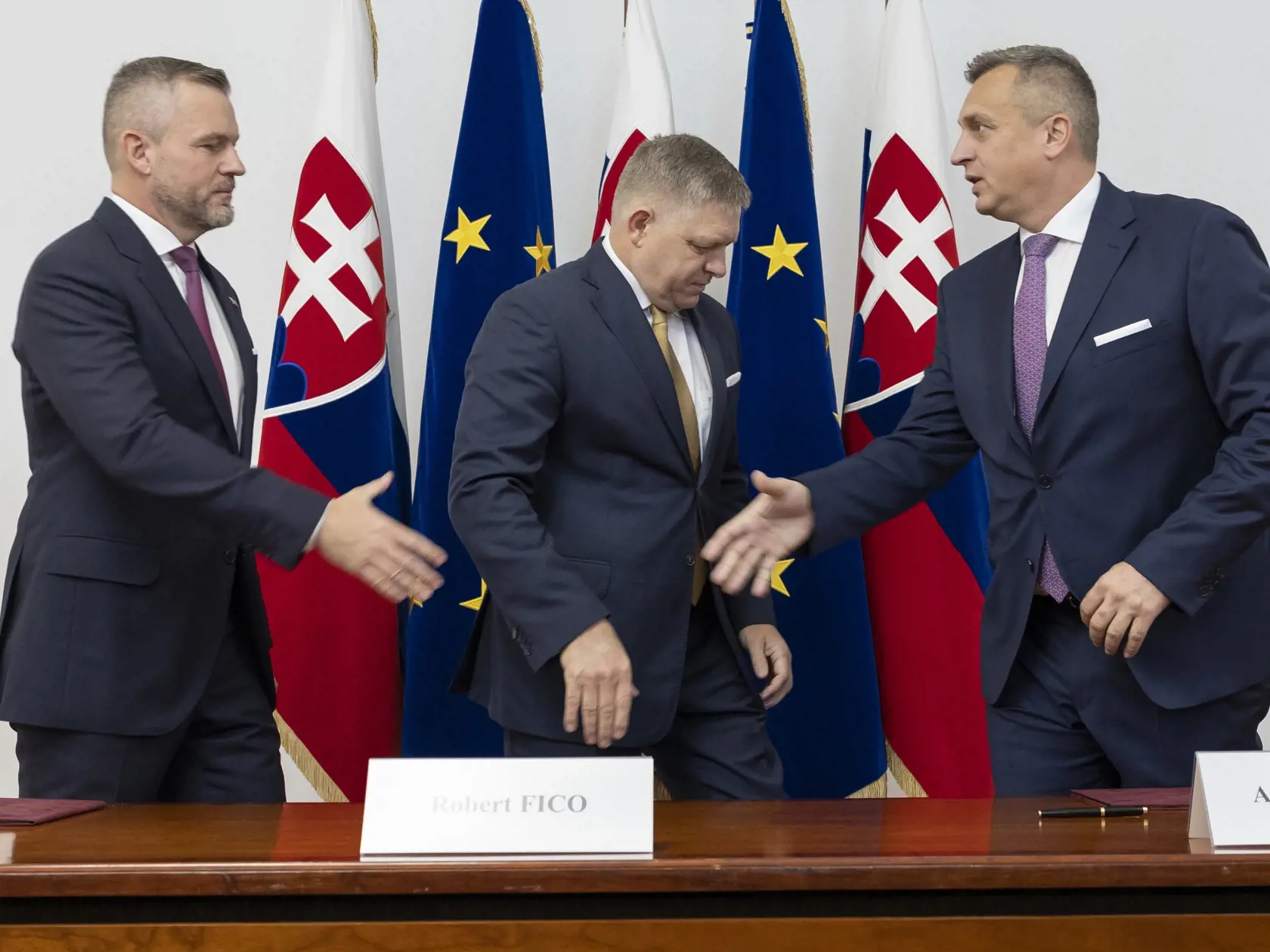 Predseda strany Smer-SD Robert Fico, líder Hlasu-SD Peter Pellegrini a šéf Slovenskej národnej strany (SNS) Andrej Danko počas podpisu koaličnej zmluvy v historickej budove Národnej rady Slovenskej republiky. Na snímke zľava je Peter Pellegrini, Robert Fico a Andrej Danko.