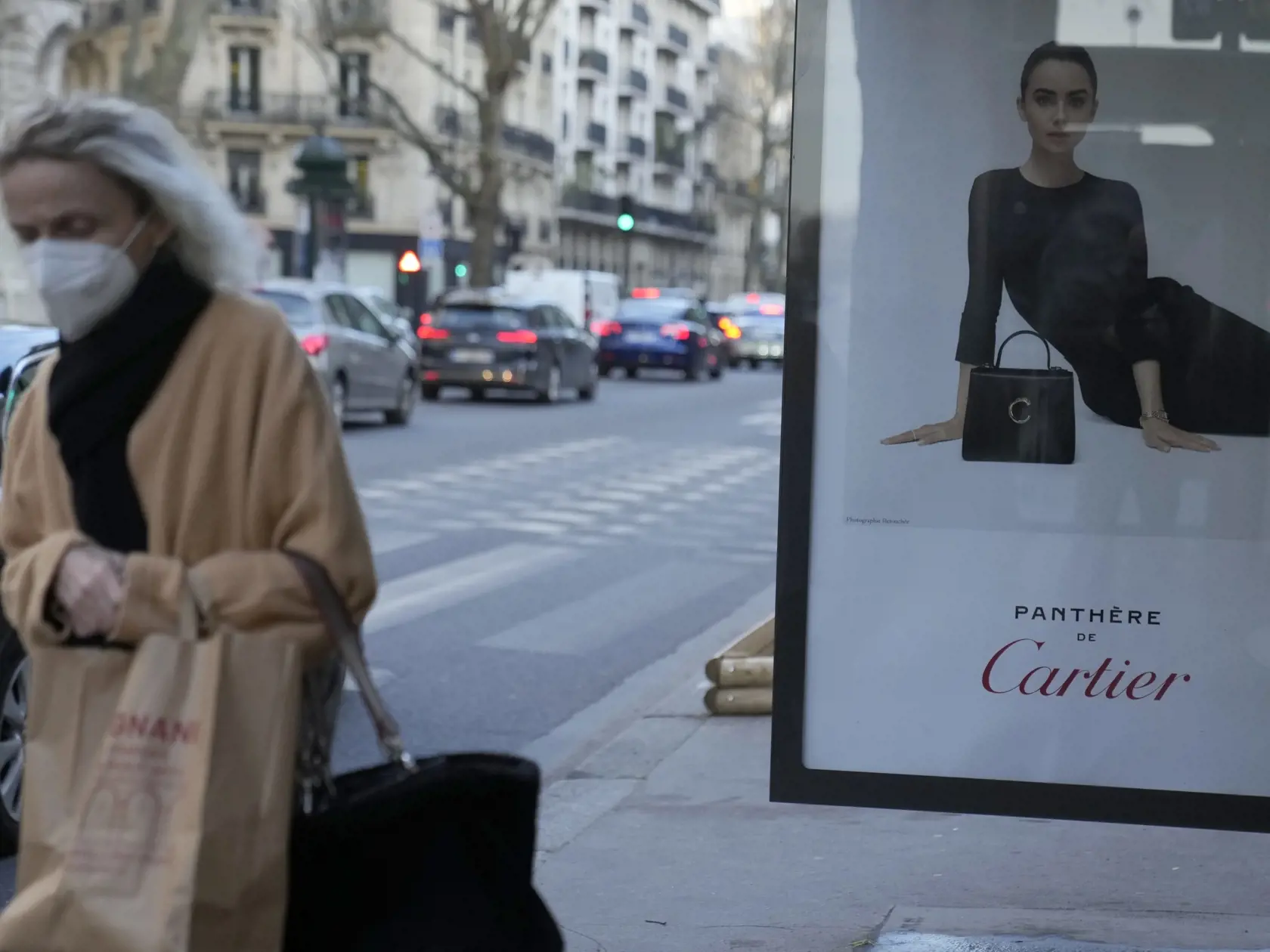 WA 25 Paríž - Žena s respirátorom na tvári čaká na autobusovej stanici v Paríži v pondelok 14. marca 2022. Francúzi už nepotrebujú na vstup do interiérov rúška ani covid pasy. V krajine prestala v pondelok platiť väčšina zostávajúcich protiepidemických opatrení. FOTO TASR/AP

  
A woman wearing face mask, waits at a bus station, in Paris, France, Monday, March 14, 2022. France has lifted most COVID-19 restrictions on Monday, allowing people to remove face masks in almost all places and allowing 