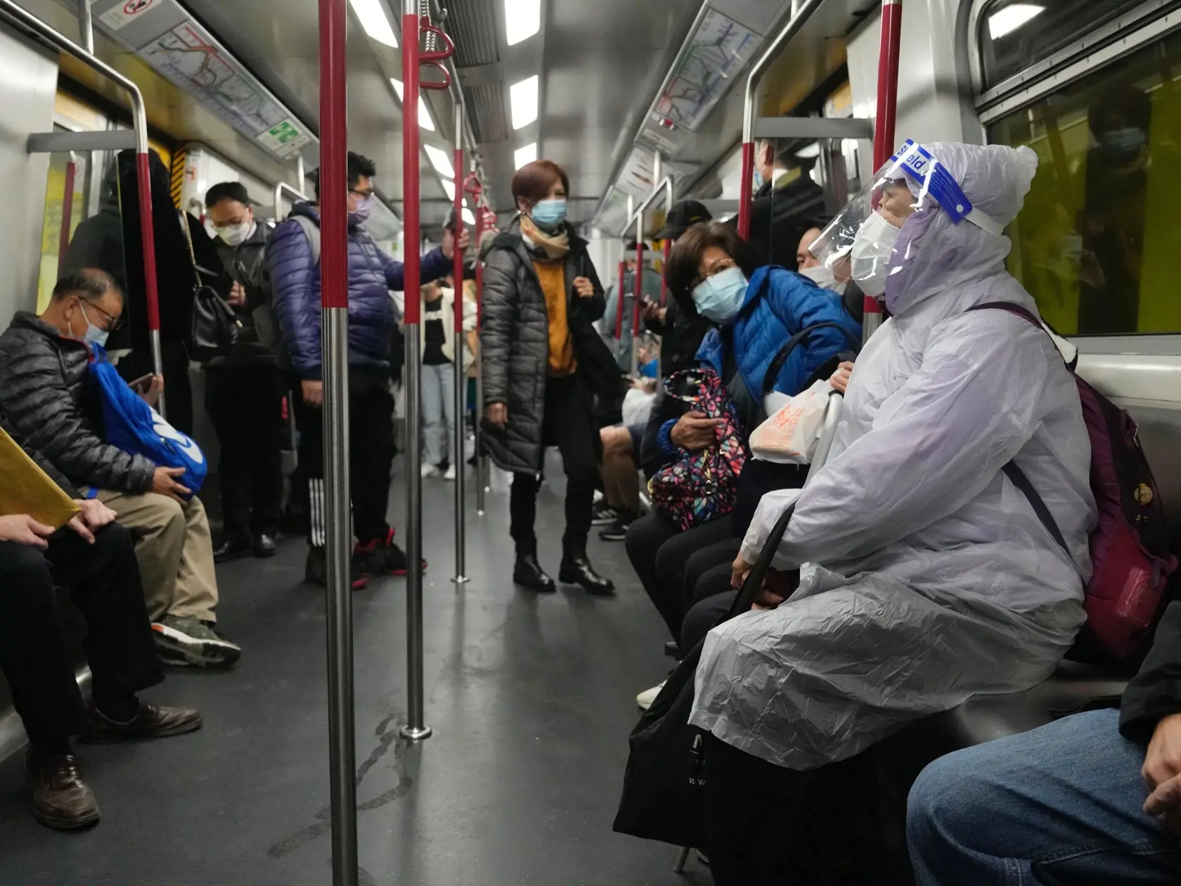 JB 23 Hongkong - Zdravotníčka v ochrannom odeve a s ochranným štítom sedí vo vlaku v Hongkongu 23. februára 2022. V Hongkongu, osobitnej administratívnej oblasti Číny, sa zatiaľ nedarí zastaviť šírenie nového koronavírusu. Za uplynulých 24 hodín bolo potvrdených 6063 prípadov nákazy, čím sa ich celkový počet zvýšil na 46.763. Je to o niečo menej ako bilancia z piatka, keď testy odhalili 6116 nakazených. V ďalších 7400 prípadoch je podozrenie na infekciu vírusom SARS-CoV-2, informovali v sobotu a