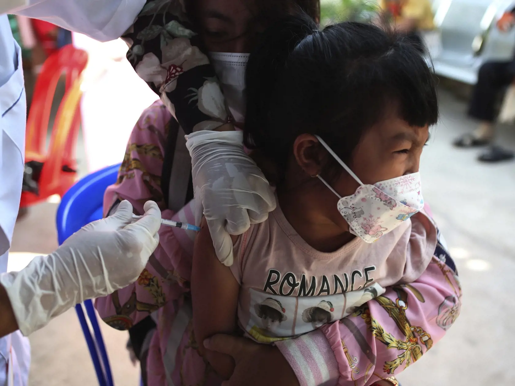 JB 7 Phnom Penh - Kambodžské dievčatko reaguje pri očkovaní proti ochoreniu COVID-19 prvou dávkou čínskej vakcíny Sinovac vo vakcinačnom centre zdravotného strediska na predmestí kambodžského Phnom Penhu 23. februára 2022. Kambodža začala očkovať 3 až 4-ročné deti čínskymi vakcínami pre narastajúci počet infekcií. FOTO TASR/AP

A young girl held by her mother reacts as she receives a first dose of Sinovac's COVID-19 vaccine at a health center outside Phnom Penh, Cambodia, Wednesday, Feb. 23, 202