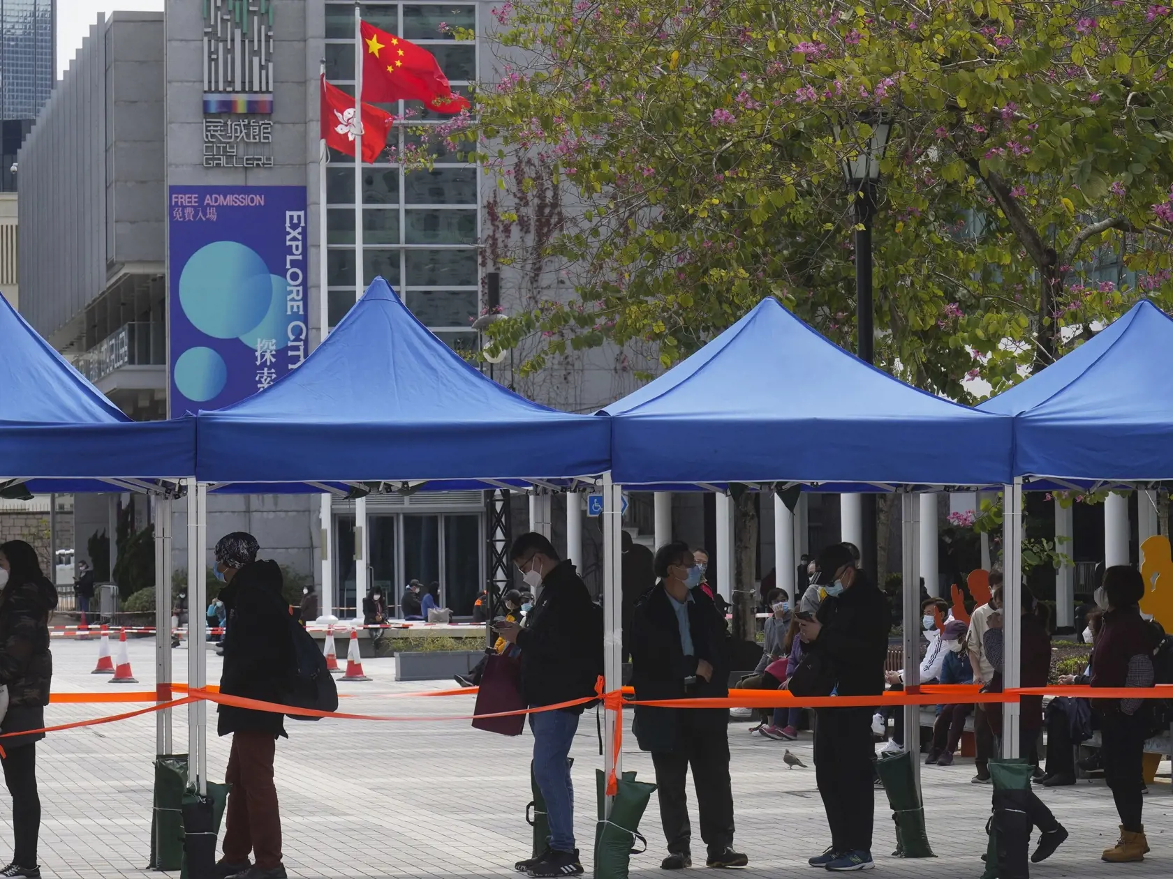 JB 37 Hongkong - Obyvatelia stoja v rade na testovanie na ochorenie COVID-19 v provizórnom testovacom centre v Hongkongu 23. februára 2022. V Hongkongu, osobitnej administratívnej oblasti Číny, sa zatiaľ nedarí zastaviť šírenie nového koronavírusu. Za uplynulých 24 hodín bolo potvrdených 6063 prípadov nákazy, čím sa ich celkový počet zvýšil na 46.763. FOTO TASR/AP

Residents line up to get tested for the coronavirus at a temporary testing center in Hong Kong Wednesday, Feb. 23, 2022. Hong Kong r
